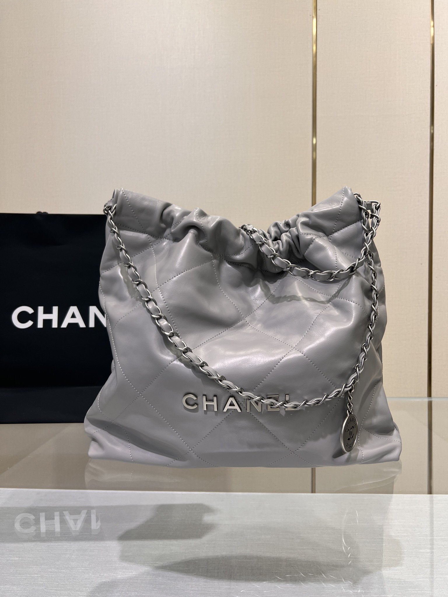 𝗖𝗛𝗔𝗡𝗘𝗟 𝟮𝟮 bolso gris con plateado, marco original de fábrica, piel de becerro de primera calidad 👍 piel fina y…