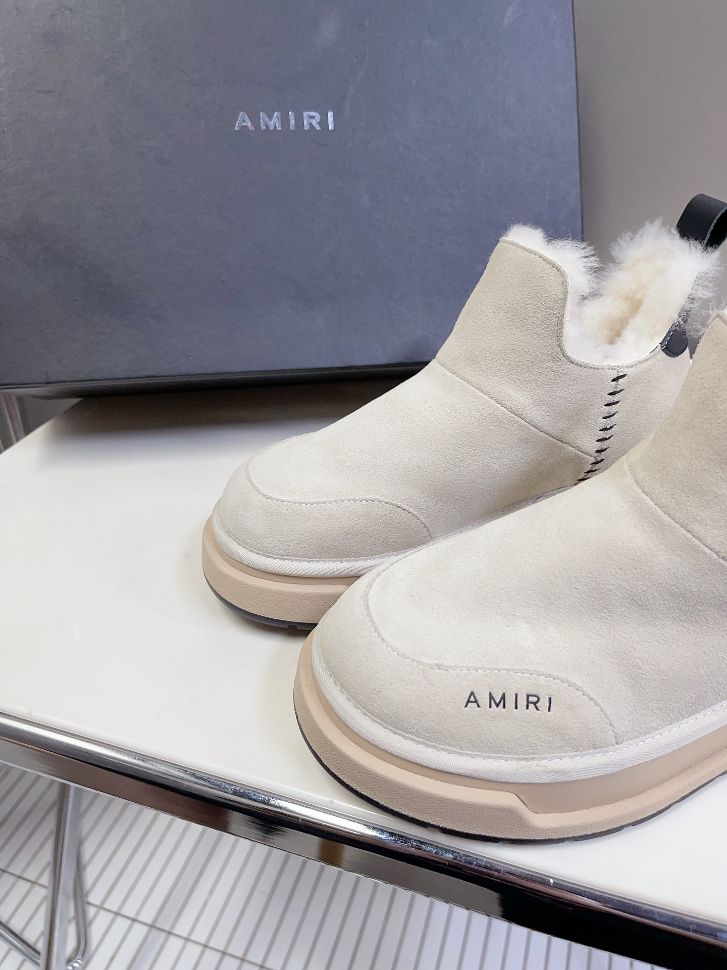 AMIRI新款毛毛鞋是来自美国的潮流品牌迅速走红国际时装界的一个年轻品牌所致力打造的风格毛鞋的保暖性结构