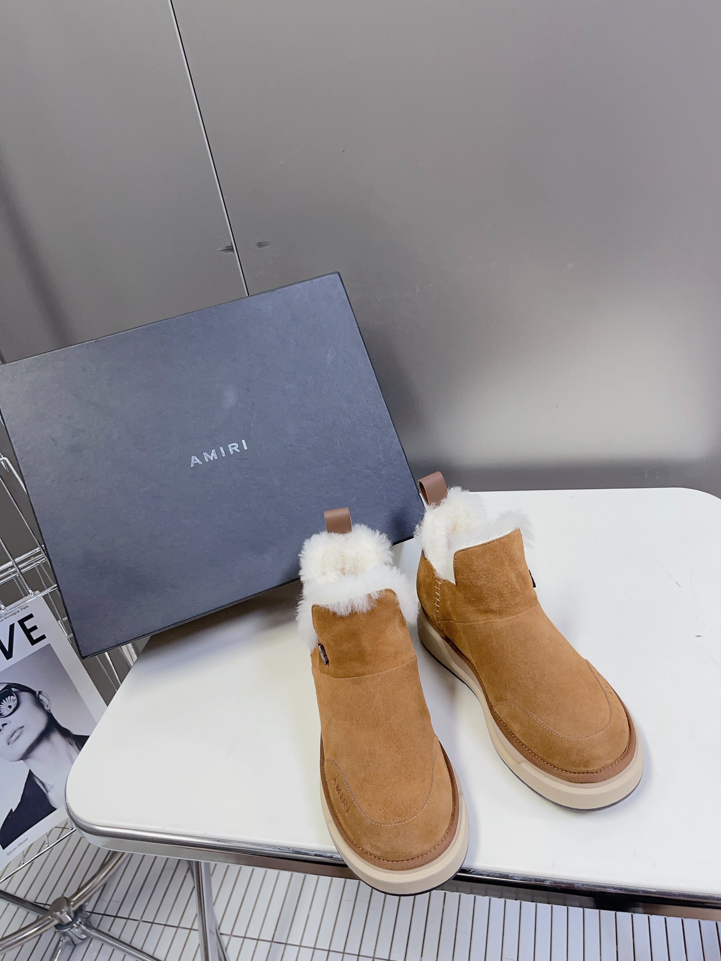 AMIRI新款毛毛鞋是来自美国的潮流品牌迅速走红国际时装界的一个年轻品牌所致力打造的风格毛鞋的保暖性结构