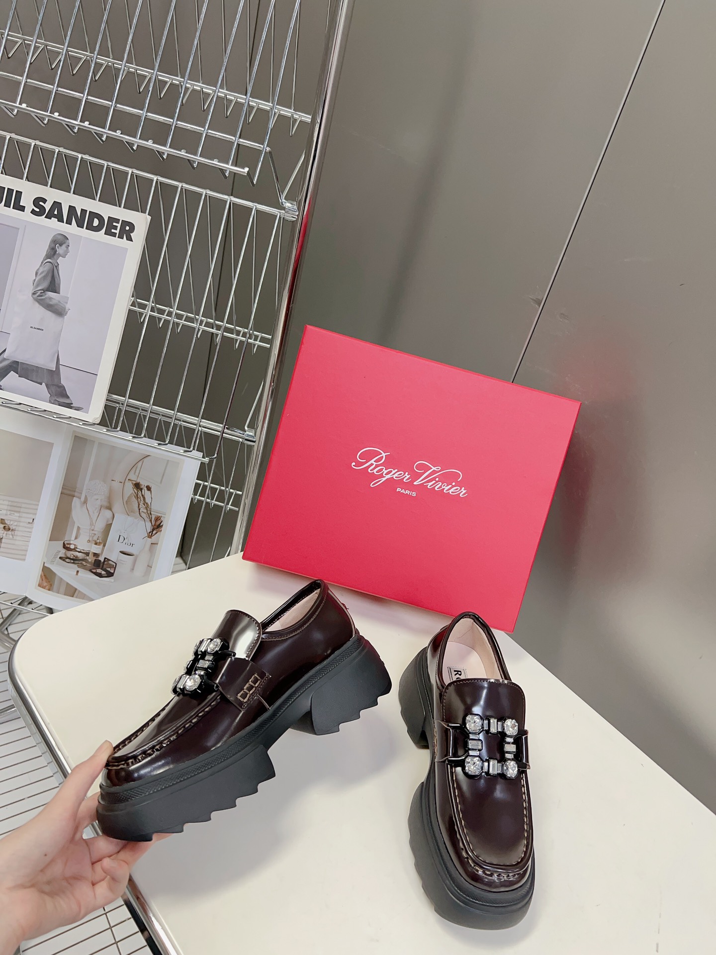 Rogervivier.简约设计真的可以永不过时轮廓感展示了腹肌的通透感满满的纯欲风每一双鞋子都散发着浓