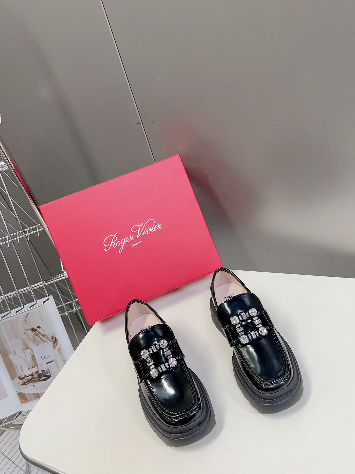 Rogervivier.简约设计真的可以永不过时轮廓感展示了腹肌的通透感满满的纯欲风每一双鞋子都散发着浓