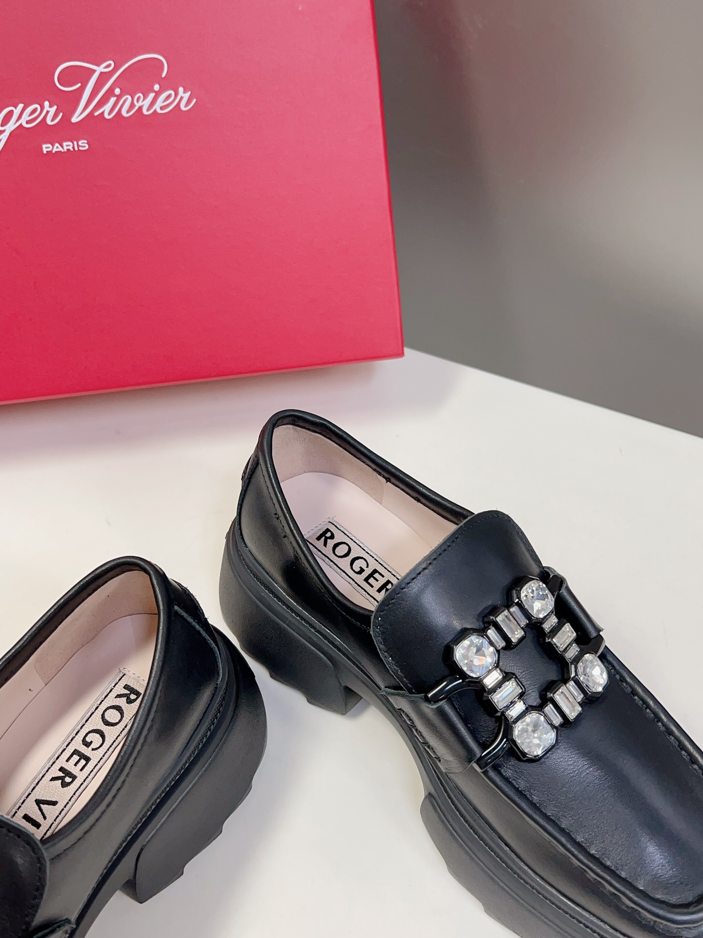 Rogervivier.简约设计真的可以永不过时轮廓感展示了腹肌的通透感满满的纯欲风每一双鞋子都散发着浓