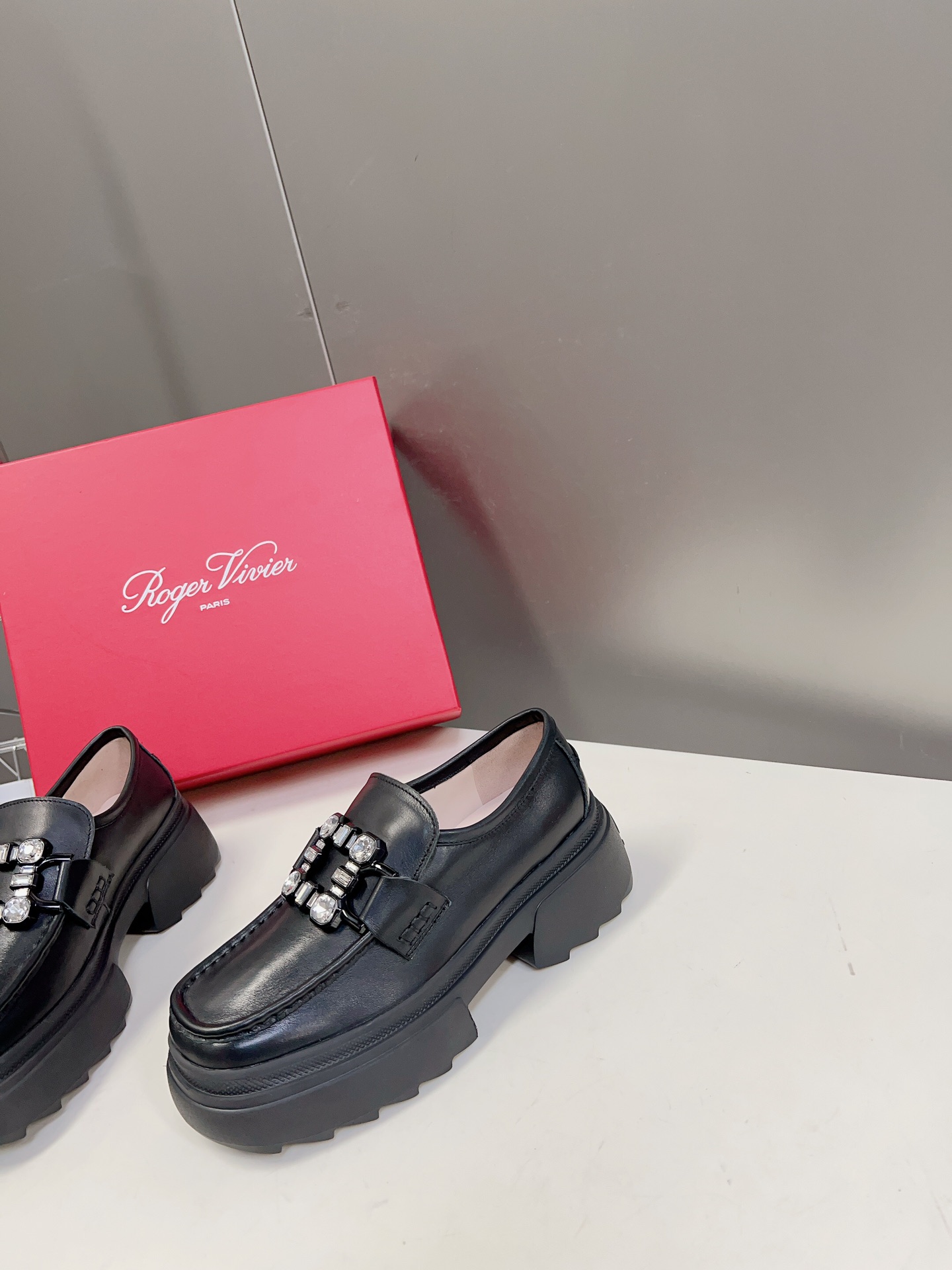 Rogervivier.简约设计真的可以永不过时轮廓感展示了腹肌的通透感满满的纯欲风每一双鞋子都散发着浓