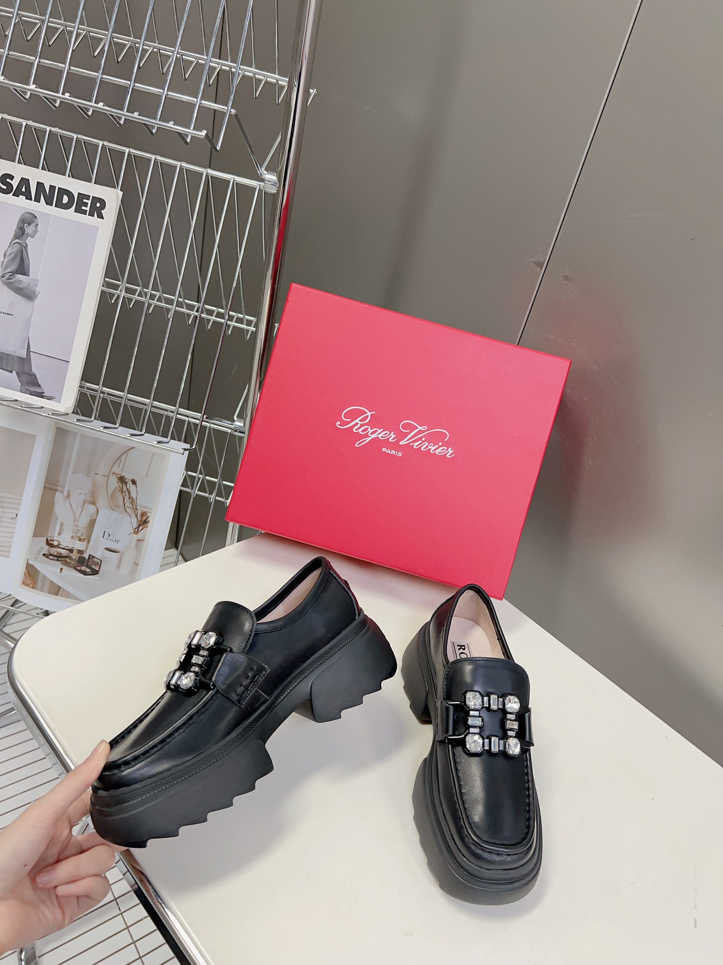 Rogervivier.简约设计真的可以永不过时轮廓感展示了腹肌的通透感满满的纯欲风每一双鞋子都散发着浓