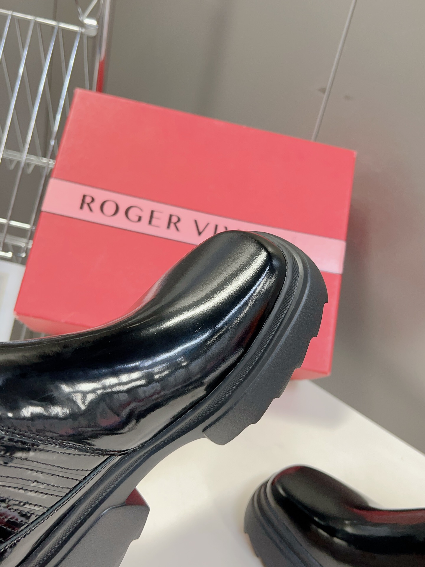 Rogervivier简约设计真的可以永不过时轮廓感展示了腹肌的通透感满满的纯欲风每一双鞋子都散发着浓浓