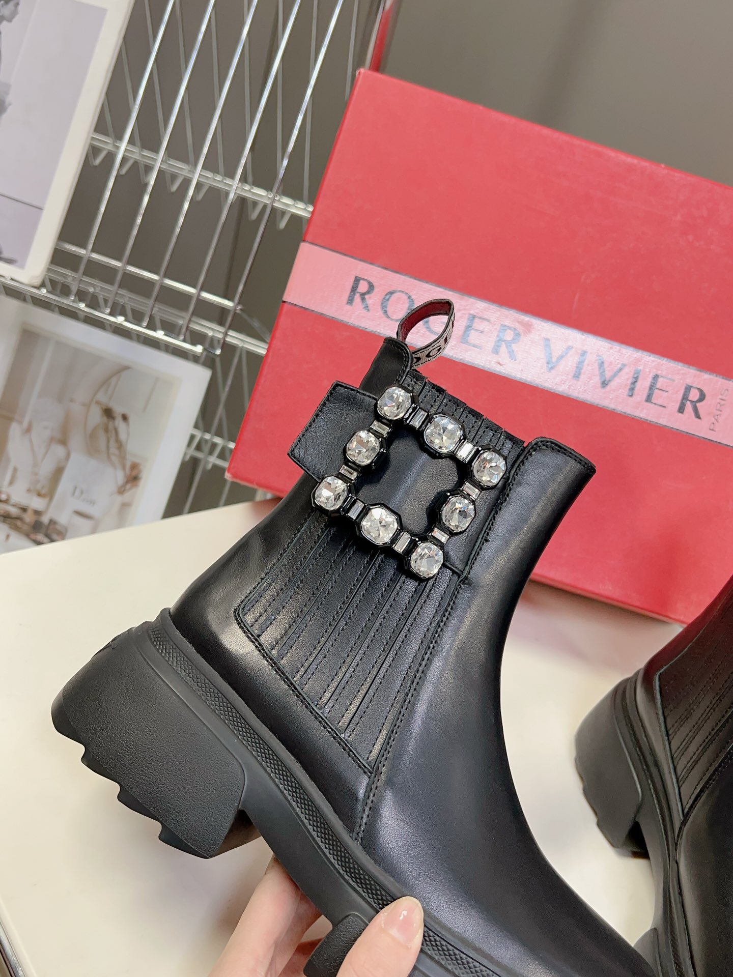 Rogervivier简约设计真的可以永不过时轮廓感展示了腹肌的通透感满满的纯欲风每一双鞋子都散发着浓浓