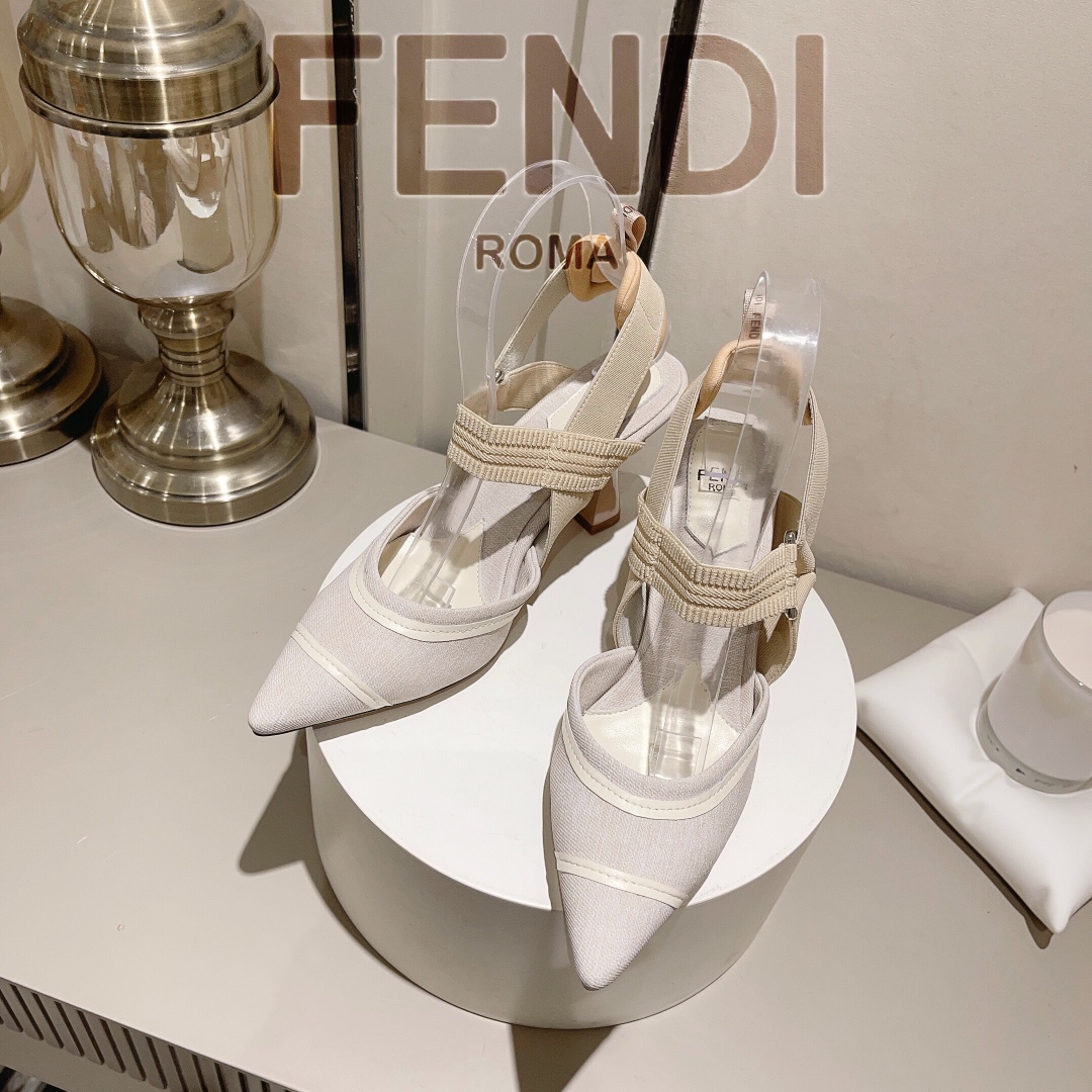 NO:166300,| Fen…Di Colibri high heeled heeled shoes, ordinary outsole, genuine leather outsole, graceful and streamlined Colibrì heeled shoes are elastic strips that wrap the feet. The sole has rubber insoles. Thickened insoles and hiking shoe loops add a sense of sportiness. Custom-made fabrics, footbed brand fabrics & imported sheepskin heel height 8.5 Size35-40 (41 custom made no return or exchange, payment first, production later), sandals, sandals, sheepskin, Leather soles19860909| 芬…迪 Colibri 高跟露跟鞋       普通大底 真皮大底   婉约流线型Colibrì露跟鞋采用包裹足部的弹性条带.鞋底有橡胶鞋垫.加厚鞋垫和徒步鞋袢更增运动感. 面料定做品牌面料 垫脚品牌面料&进口羊皮里 跟高8.5 Size35-40（41定做不予退换,先付款后生产）,凉鞋,sandals,sheepskin,Leather soles,Women's Shoes