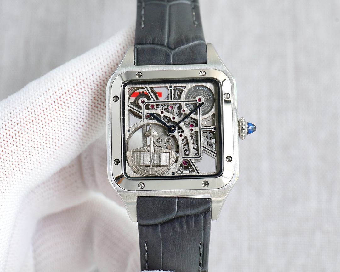 NO:384177,Uniform price 1600 (This one does not return and exchange, please be cautious in the picture above) [CLGFACTORY wall crack recommendation, sincerity work, tribute to classic] The top replica version of the market, Cartier Sandus hollow series, Cartier super magic work, counter designers join hands with RW1, parameters and authentic products, watch diameter: 43.5x31.4mm movement, Swiss 1042 modified original model 9629 machine, heavy money hired Cartier designer to make the counter synchronous case 1:1 size true hollow shape, using original imported crocodile strap, 18k rose gold/gold plated buckle, synchronous sapphire mirror, synchronous blue burned steel blue pointer, synchronous sapphire inlaid crown  The case back is synchronized with the original position and the extremely tiny logo. Each watch is equipped with a card invoice to ensure that each code can scan the effect of one watch and one code. It is not the low-end products with unified codes on the market. The special pearl pyramid was made into the 'Lady' aircraft shape designed by Albert Sandus Dumont in 1907. The semicircular globe at the bottom is very symbolic. It is equipped with a hollow movement for the first time. The details of the watch are clearly seen through the sapphire glass mirror. The crown is inlaid with a sapphire sapphire, which adds a retro and classical feeling to the watch. There are anti-slip particles around the crown, which can be very convenient for the wearer to grasp and adjust the time. The stainless steel bezel adopts polishing process, which also forms a sharp contrast with the case, and has a stronger sense of layering. The best luxury recommendation is given.  Please identify the exclusive quality of CLG factory, cartier, gold19860909统一价1600（这款不退换 谨慎上图）【CLGFACTORY 墙裂推荐 诚意之作 致敬经典】市场顶级复刻版本 卡地亚山度士镂空系列 卡地亚超神之作,专柜设计师联手RW1 参数与正品同步 表径:43.5x31.4mm机芯瑞士1042改制原装款9629机 重金聘请卡地亚设计师打制作专柜同步表壳1:1尺寸真镂空表形 采用原装进口鳄鱼纹表带,18k玫瑰金/黄金镀表扣 同步蓝宝石镜面 同步蓝色烧钢蓝指针 同步蓝宝石镶嵌表冠 表壳底盖同步了原装位置极其微小的logo每个表配保卡发票保证每个码可扫出一表一码的效果,非市场上那些统一编码的低端产品,特别的珍珠陀被制作成了由阿尔伯特·山度士·杜蒙于1907年设计的“淑女号”飞行器造型,链接底部的半圆地球仪珍珠陀体,极具象征意义,首次搭载镂空机芯,透过蓝宝石玻璃表镜清晰的看到腕表细节方面的设计.表冠上镶嵌有一颗经 蓝宝石,为腕表增添了一份复古典雅的感觉.表冠四周还有防滑颗粒,这个设计可以很好的方便佩戴者抓握调节时间.精钢表圈采用的是抛光工艺处理,与表壳也形成了鲜明的对比,层次感也更强送礼最佳奢华推荐 请认准CLG厂独家品质,,cartier,gold,Watch