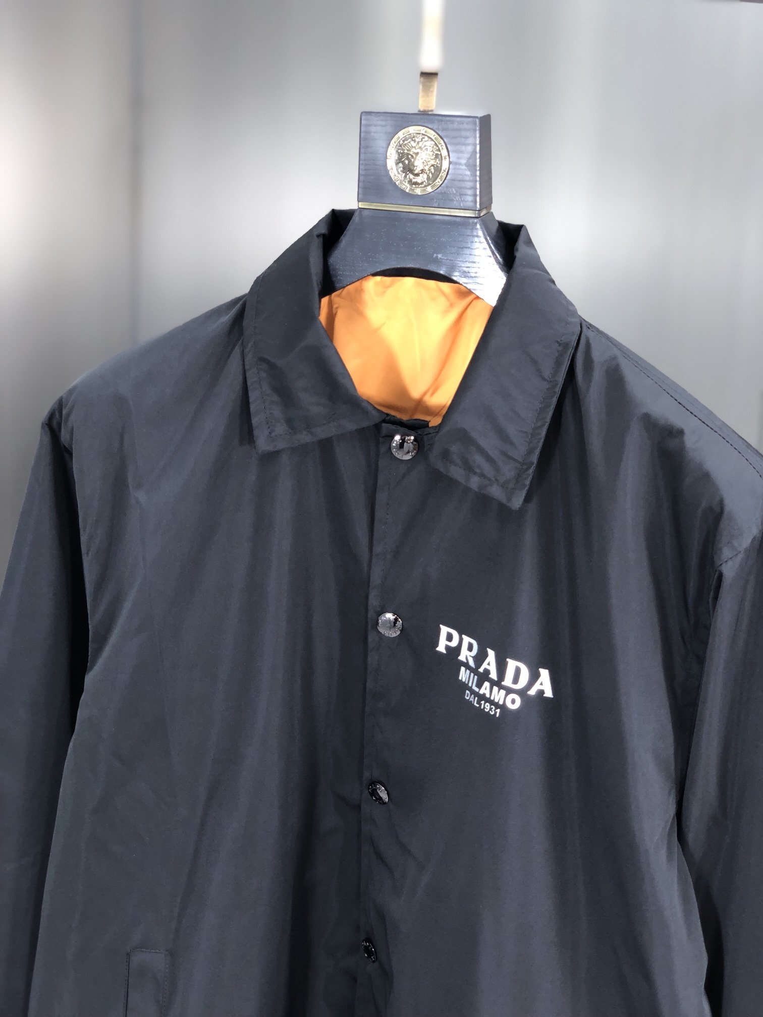 P普拉达2023新款外套客供进口面料贸易公司渠道稀有流出上身轻盈舒适细节体现着品质感！设计简洁大方穿着舒