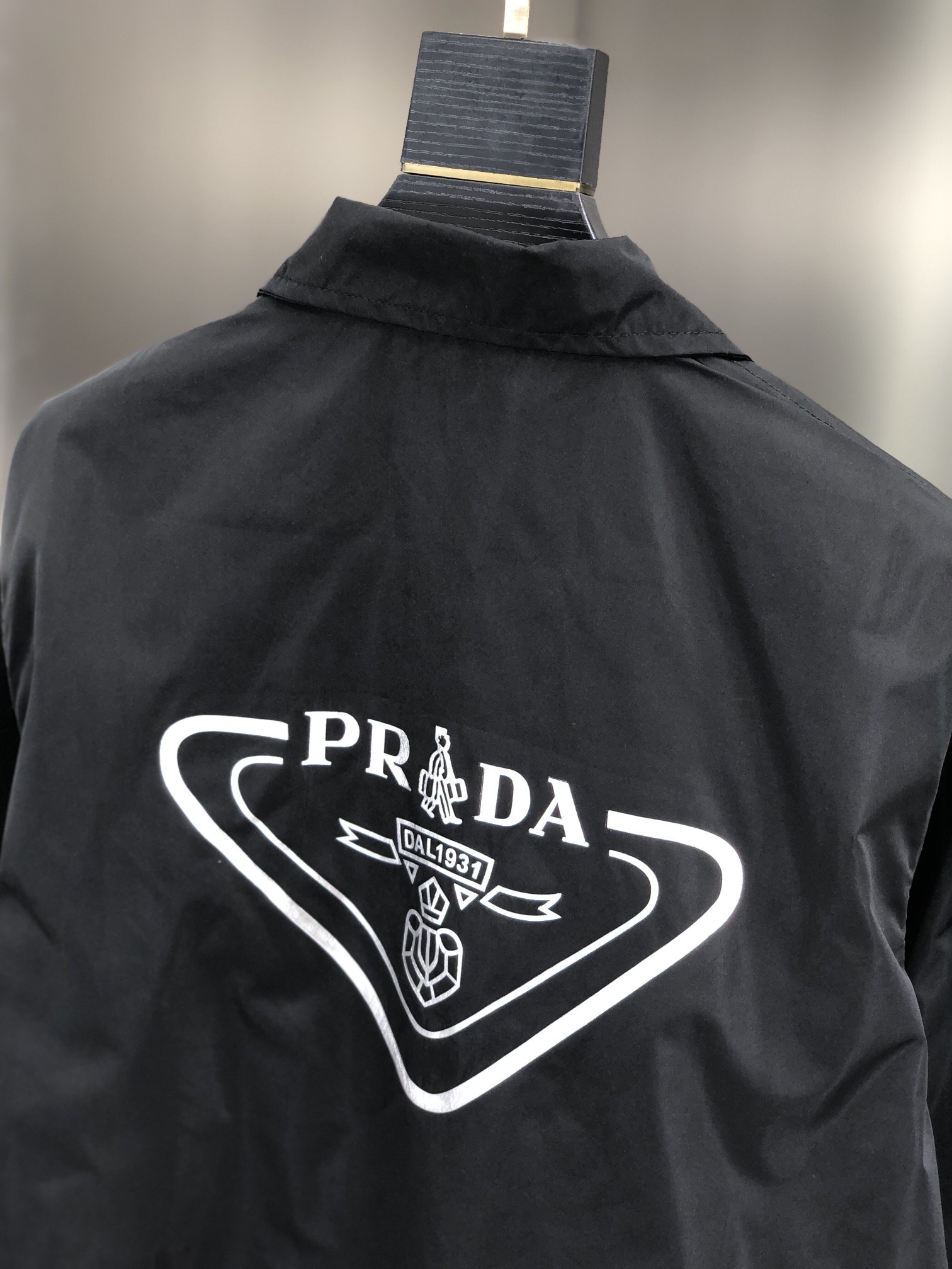 P普拉达2023新款外套客供进口面料贸易公司渠道稀有流出上身轻盈舒适细节体现着品质感！设计简洁大方穿着舒