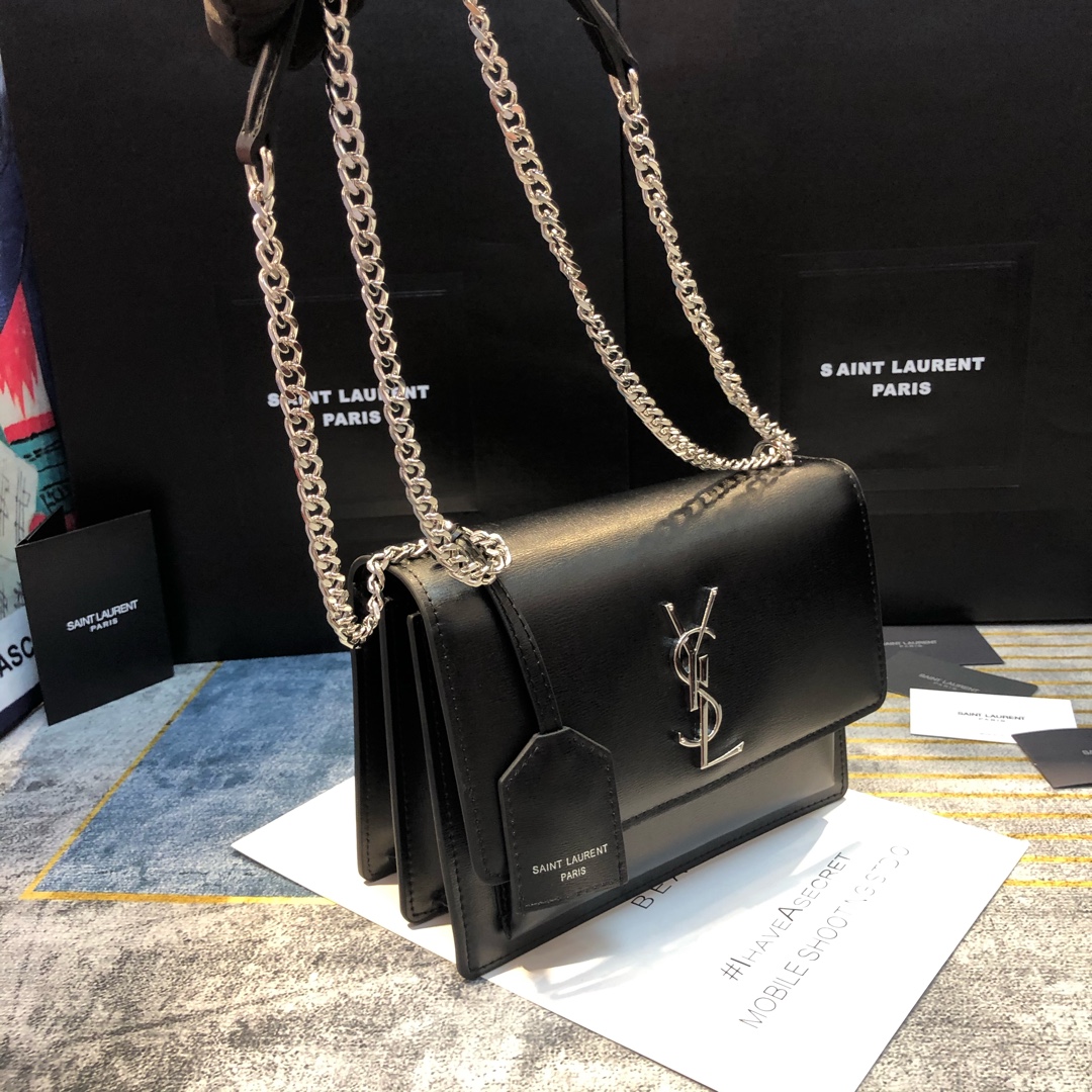 #𝑺𝒖𝒏𝒔𝒆𝒕🦋  𝟮𝟮𝒄𝒎#银扣 原版手搓纹 sunset日落包 热度依然不减，非常实用的款 可见它受