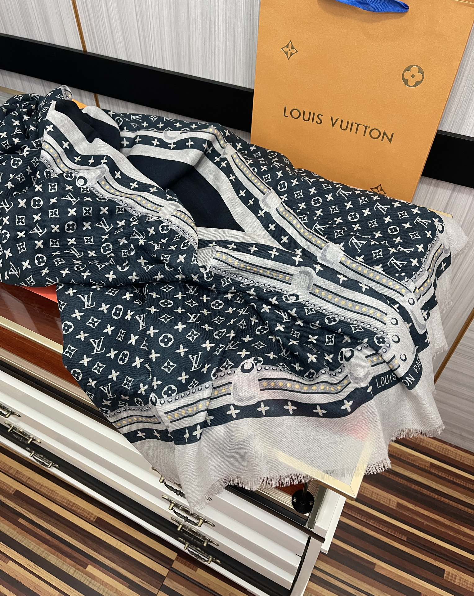 LV路易威登2023最新款戒指绒长巾