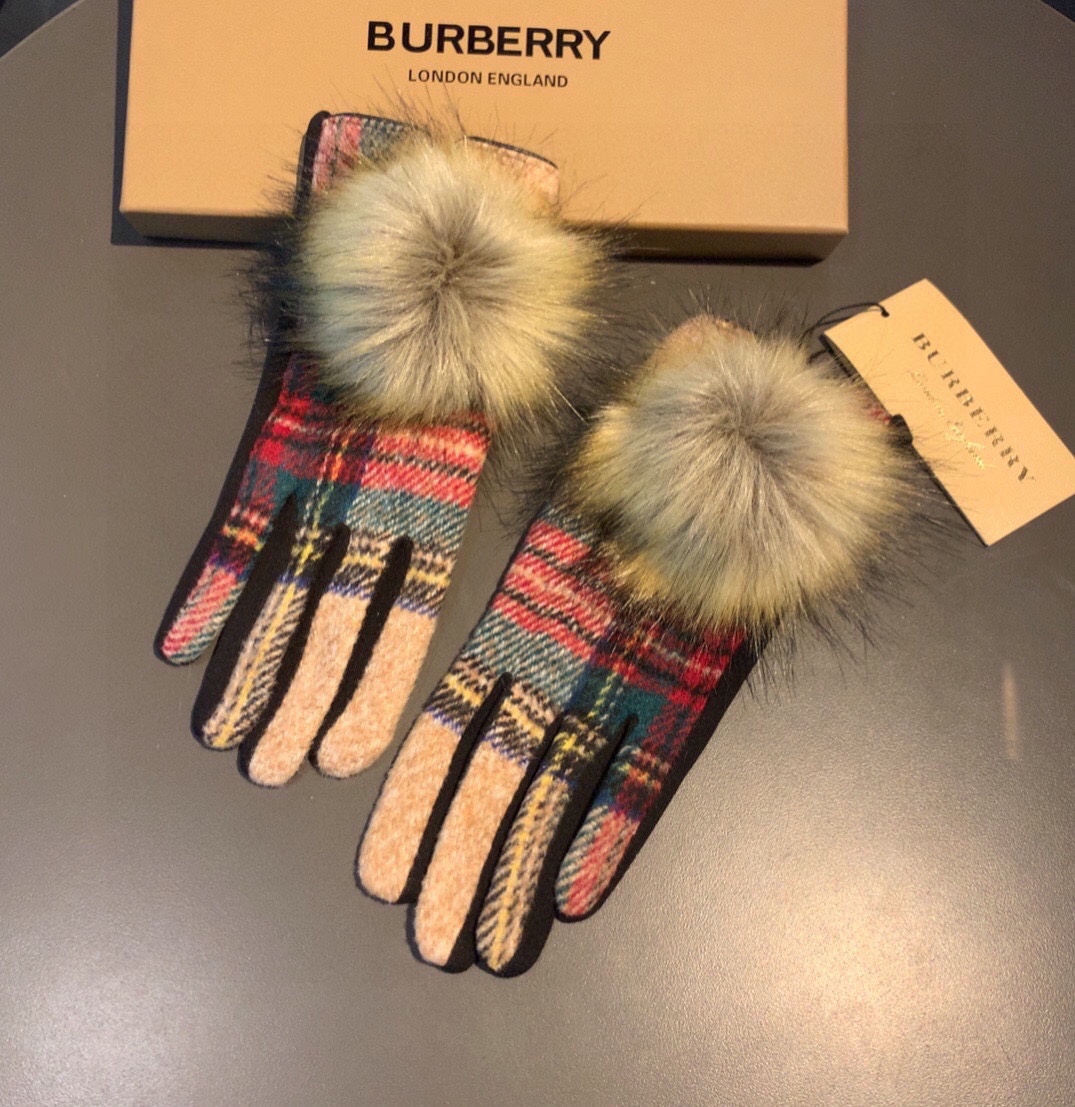 巴宝莉BURBERRY专柜新品大狐狸毛球️羊毛手套时尚手套秋冬保暖加绒内里经典格子上手超舒适柔软️百搭！