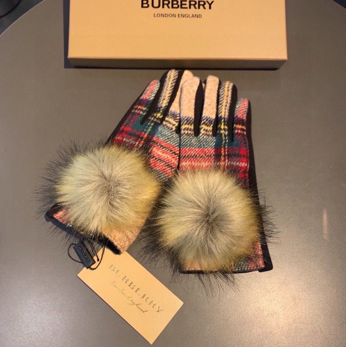 巴宝莉BURBERRY专柜新品大狐狸毛球️羊毛手套时尚手套秋冬保暖加绒内里经典格子上手超舒适柔软️百搭！