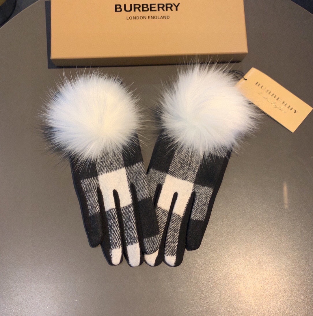 巴宝莉BURBERRY专柜新品大狐狸毛球️羊毛手套时尚手套秋冬保暖加绒内里经典格子上手超舒适柔软️百搭！