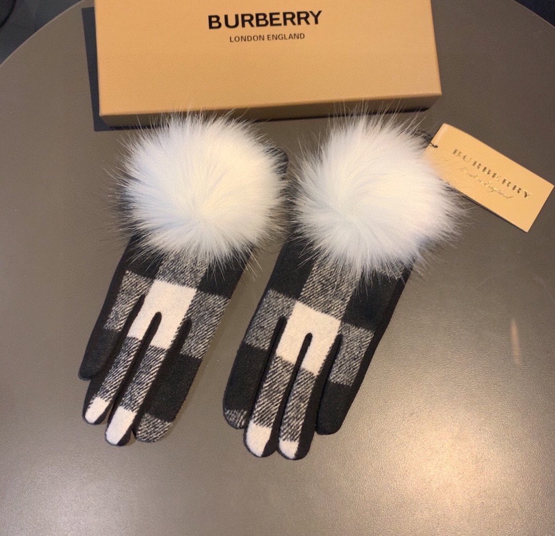 巴宝莉BURBERRY专柜新品大狐狸毛球️羊毛手套时尚手套秋冬保暖加绒内里经典格子上手超舒适柔软️百搭！