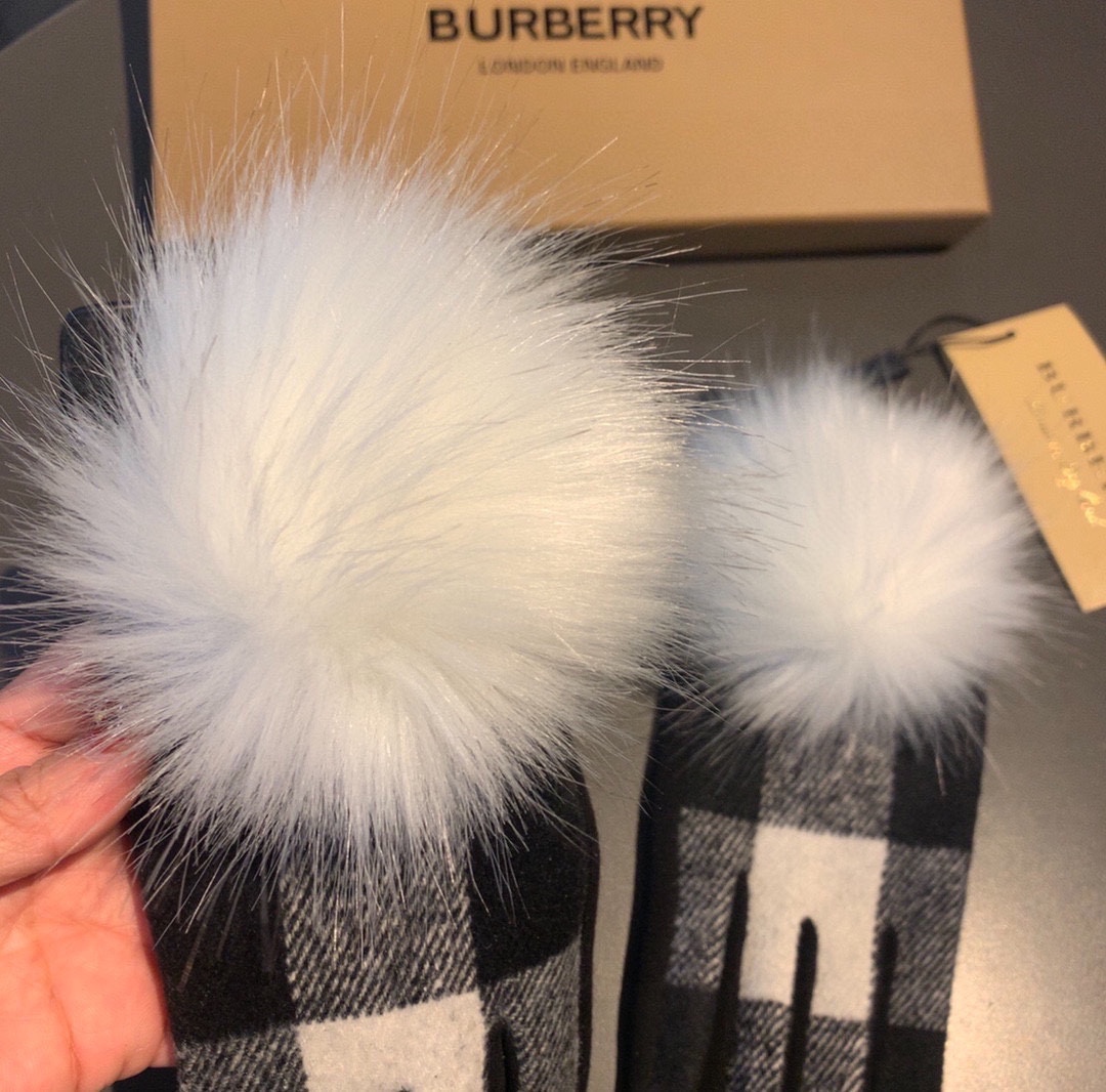 巴宝莉BURBERRY专柜新品大狐狸毛球️羊毛手套时尚手套秋冬保暖加绒内里经典格子上手超舒适柔软️百搭！