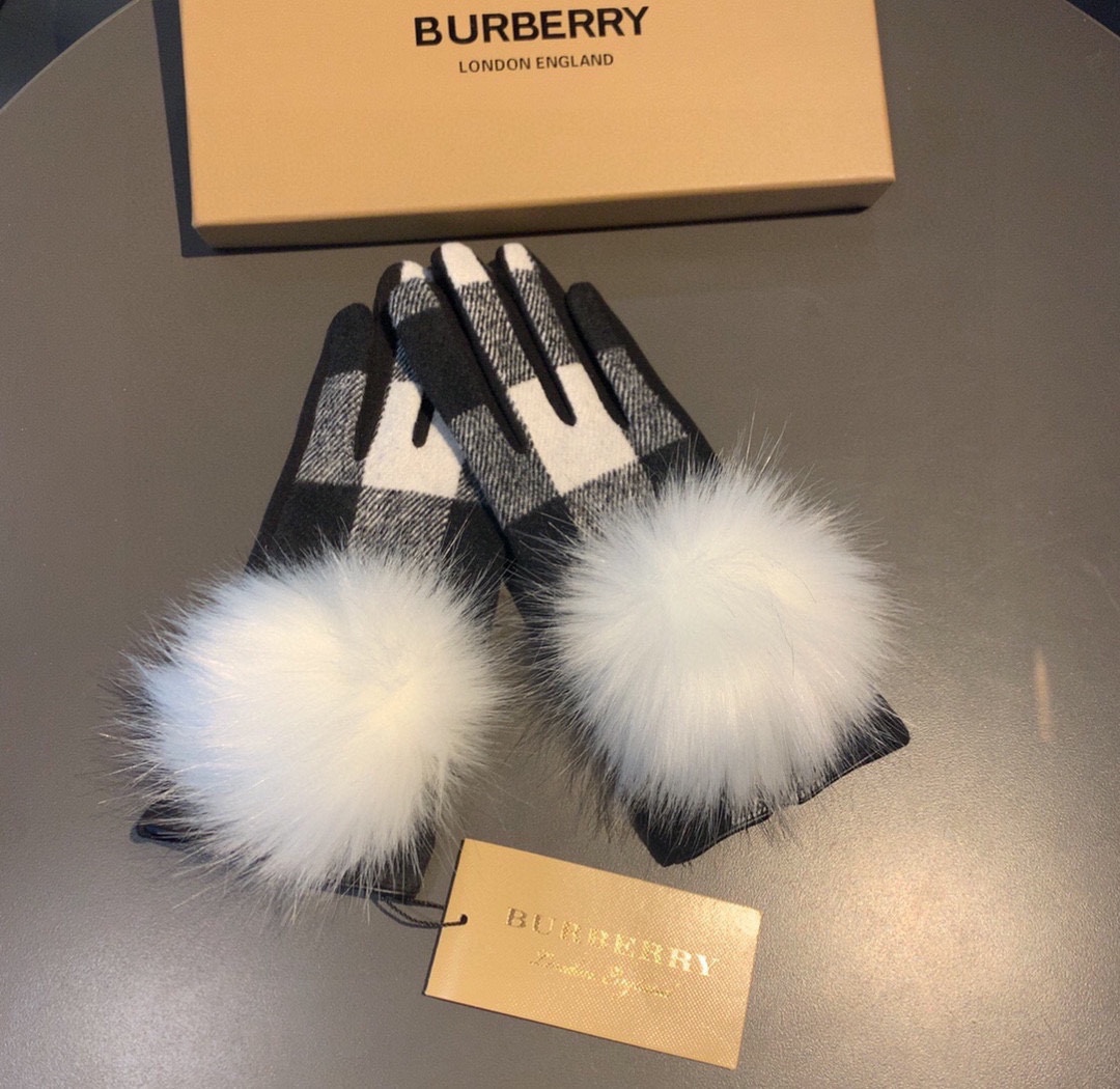 巴宝莉BURBERRY专柜新品大狐狸毛球️羊毛手套时尚手套秋冬保暖加绒内里经典格子上手超舒适柔软️百搭！