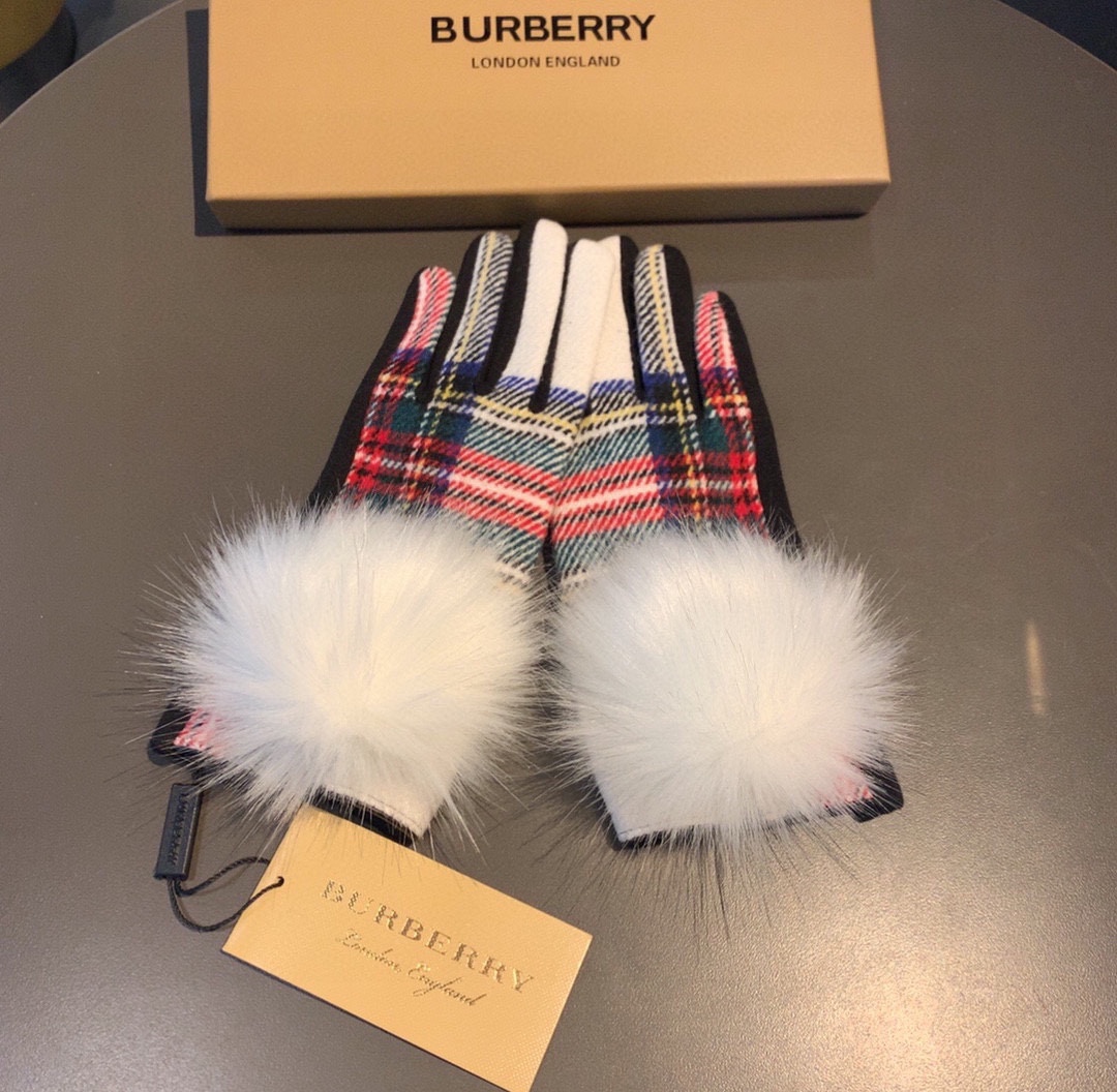 巴宝莉BURBERRY专柜新品大狐狸毛球️羊毛手套时尚手套秋冬保暖加绒内里经典格子上手超舒适柔软️百搭！