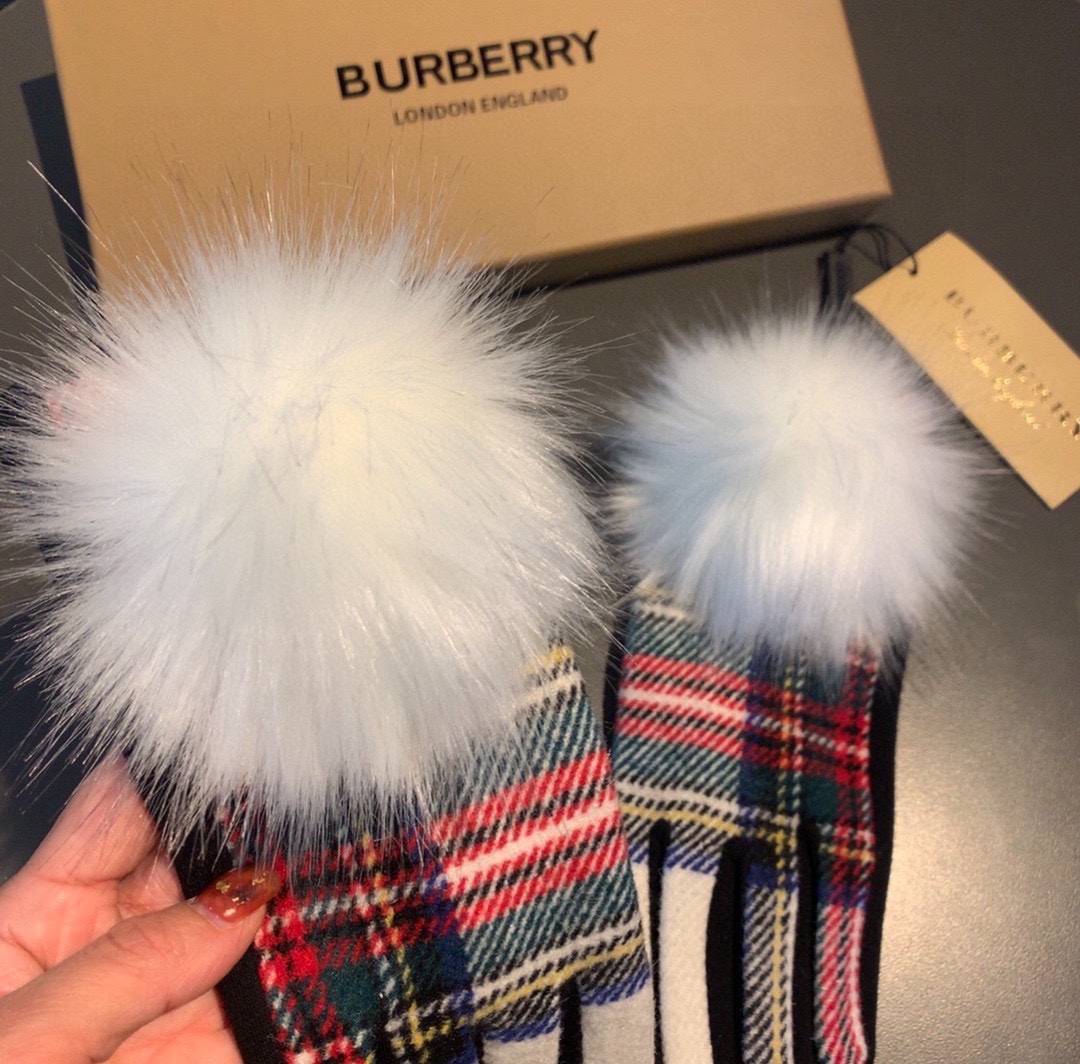 巴宝莉BURBERRY专柜新品大狐狸毛球️羊毛手套时尚手套秋冬保暖加绒内里经典格子上手超舒适柔软️百搭！