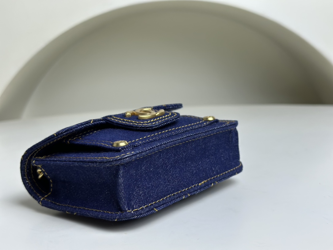 24 rare edition counter CHANEL 23S new denim chain mini small waste bag dark denim denim messenger bag Under the light, the gold thread on the ba