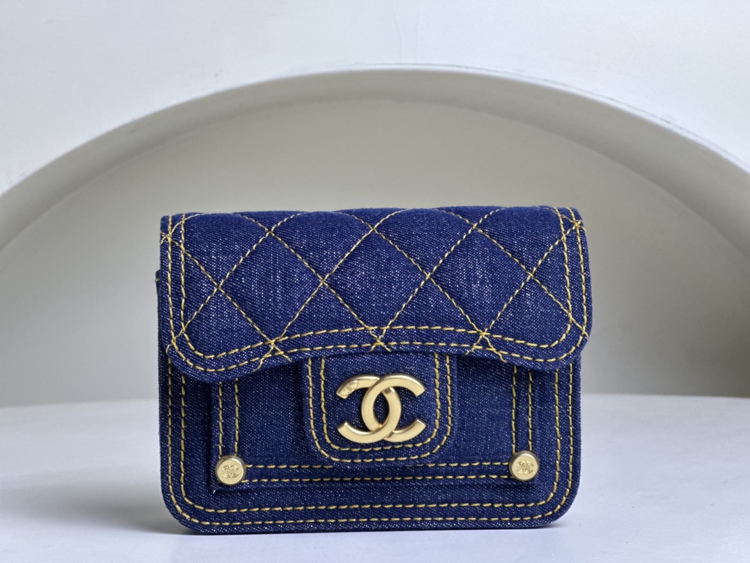 24 rare edition counter CHANEL 23S new denim chain mini small waste bag dark denim denim messenger bag Under the light, the gold thread on the ba