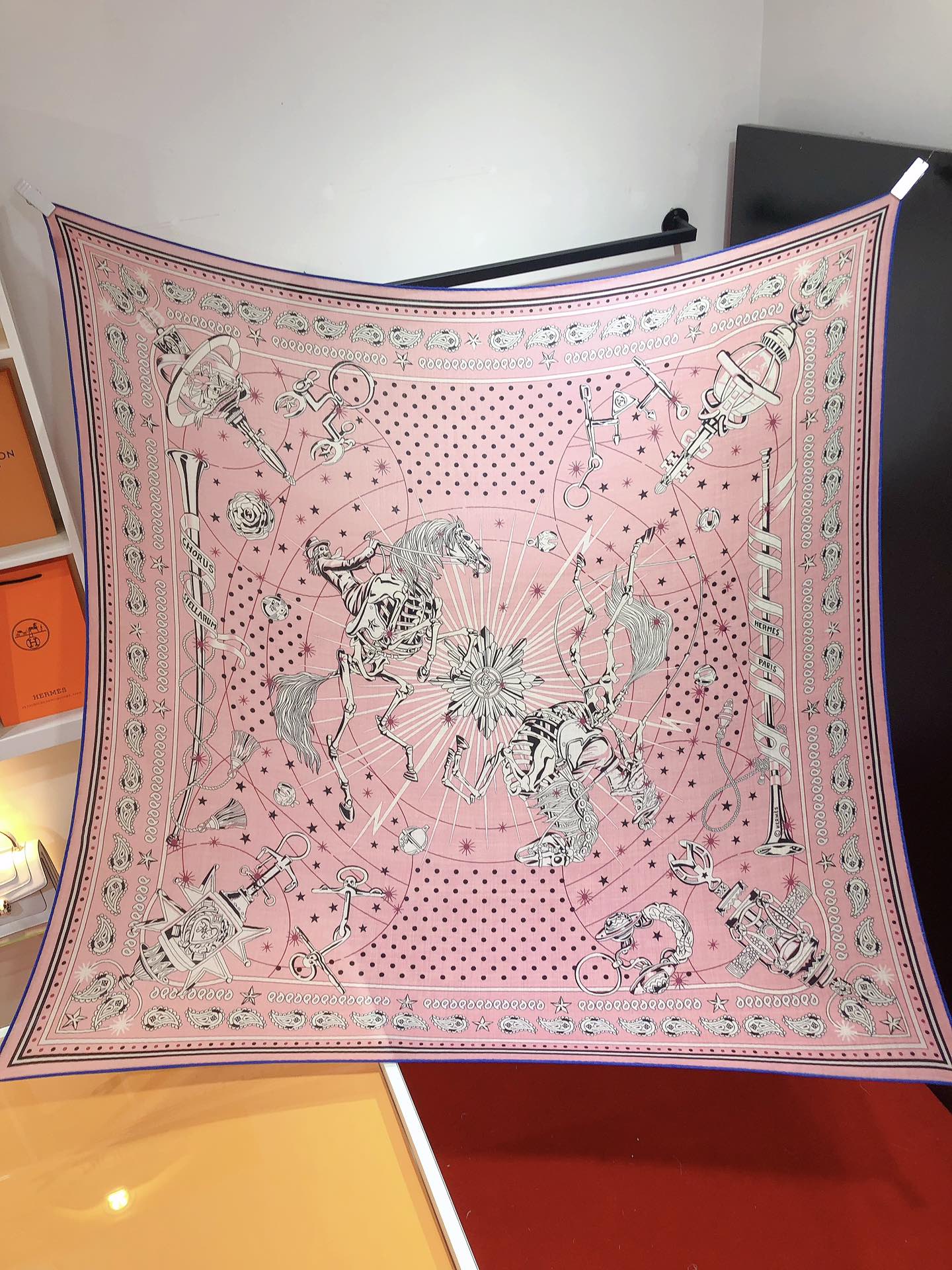 NO:172191,RHMS23120 original single Hermes [Star Chorus] 140cm velvet square scarf. A counter quality that will definitely scream. This model is H's top visual feast. Top silk cashmere blended herringbone is as soft and silky as velvet, making it a unique and precious existence. The overseas counters are absolutely top-notch!  Special channel goods sold one less [Specification 140x140cm 70 cashmere 30 silk], high-version scarf, hermes, real silk19860909RHMS23120原单爱马仕【星辰合唱曲】140cm丝绒方巾 绝对会尖叫的专柜品质此款是H顶级视觉盛宴顶级真丝羊绒混纺人字纹如天鹅绒般柔软丝滑,使之成为独一无二的珍贵存在.海外专柜同步绝对的顶级好货！特殊渠道货卖一个少一个【规格140x140cm 70羊绒30真丝】,高版本围巾,hermes,real silk,scarf