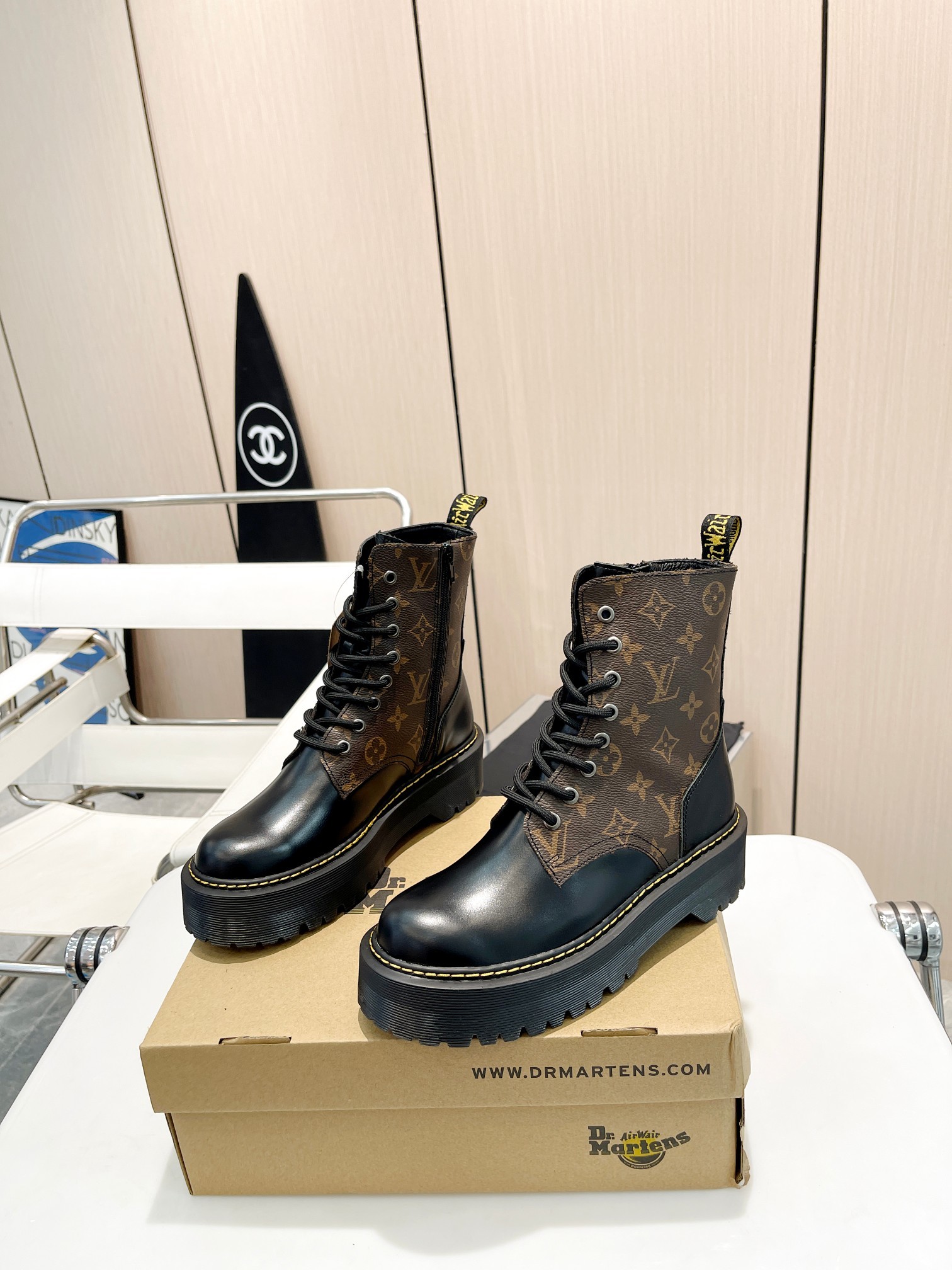 New 2023 Dr. Martens Autumn/Winter Boots: Simple Style, High Demand among Star Doctors - 图片 2