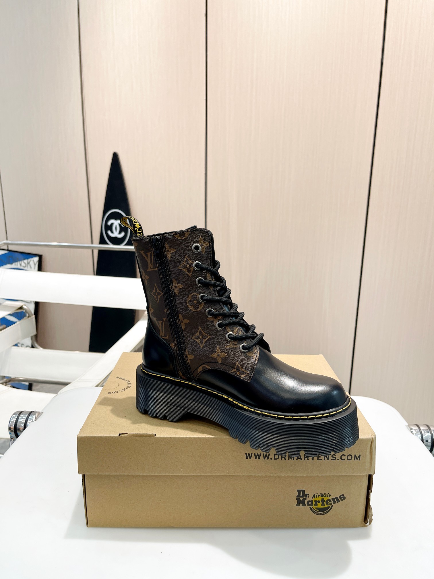 New 2023 Dr. Martens Autumn/Winter Boots: Simple Style, High Demand among Star Doctors - 图片 4