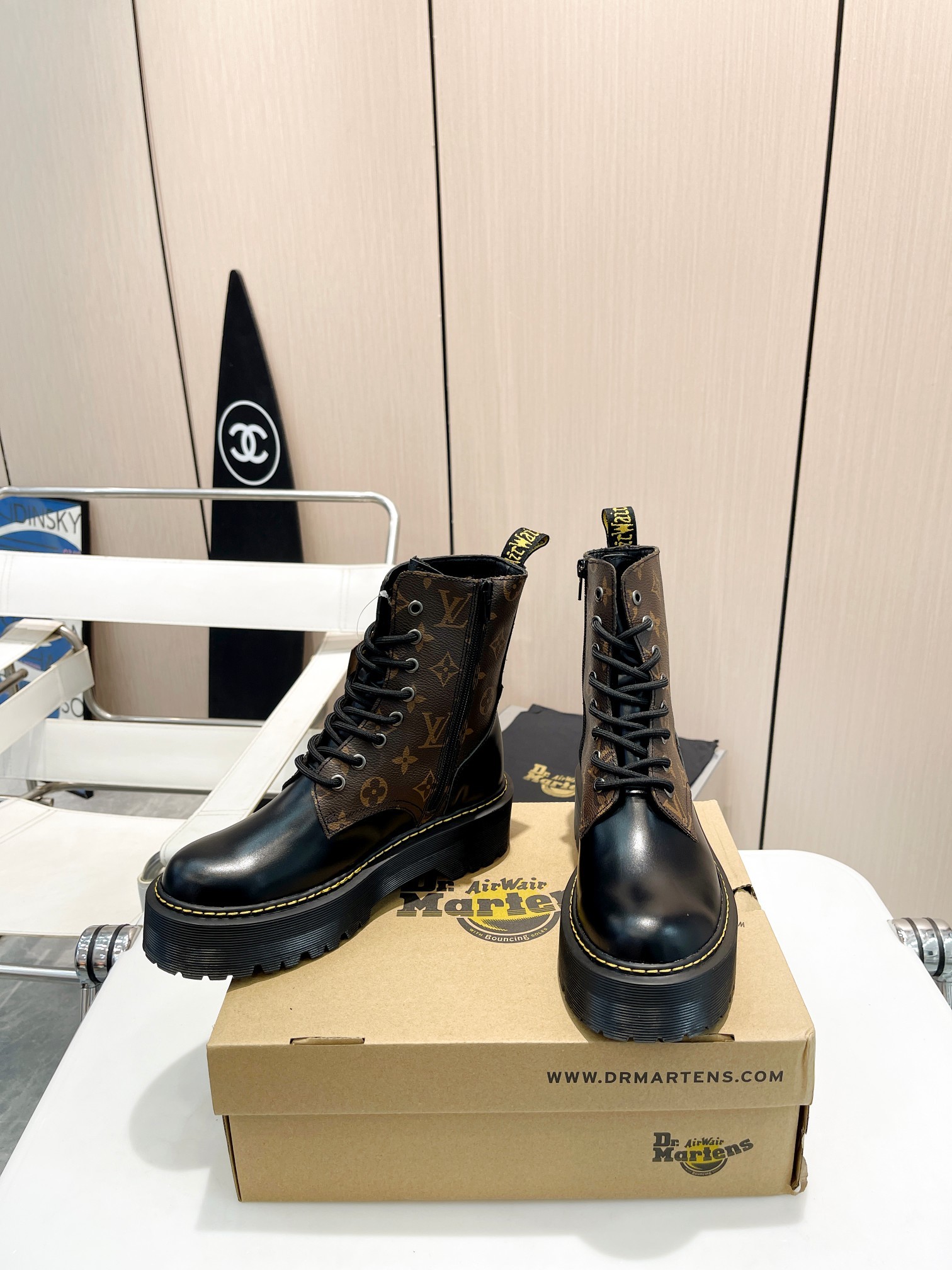 New 2023 Dr. Martens Autumn/Winter Boots: Simple Style, High Demand among Star Doctors - 图片 5