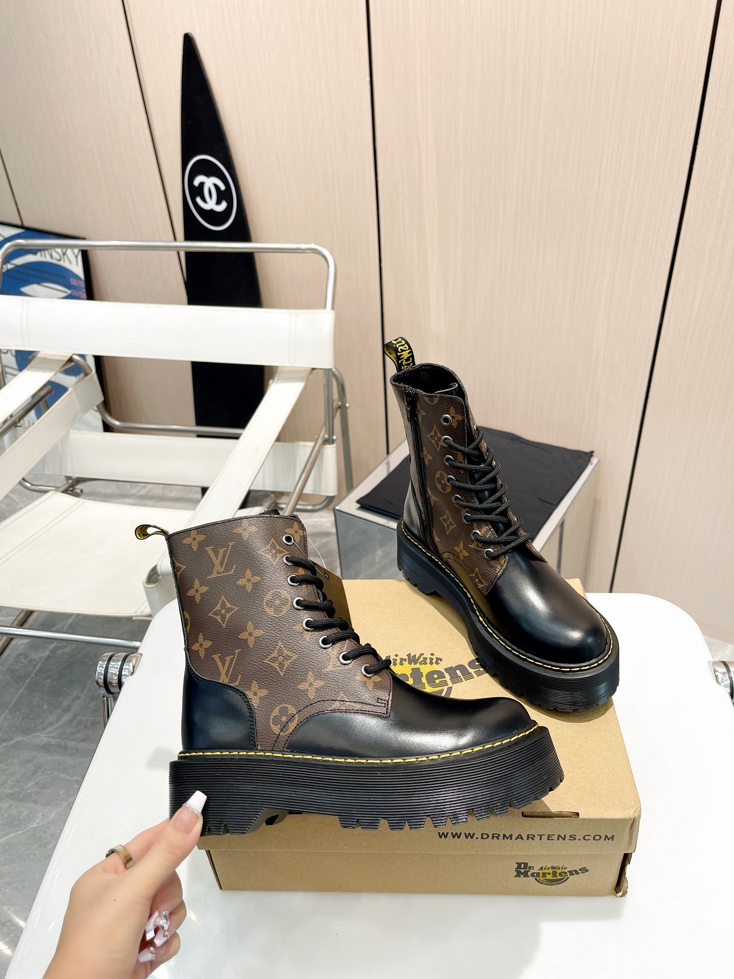 New 2023 Dr. Martens Autumn/Winter Boots: Simple Style, High Demand among Star Doctors - 图片 6