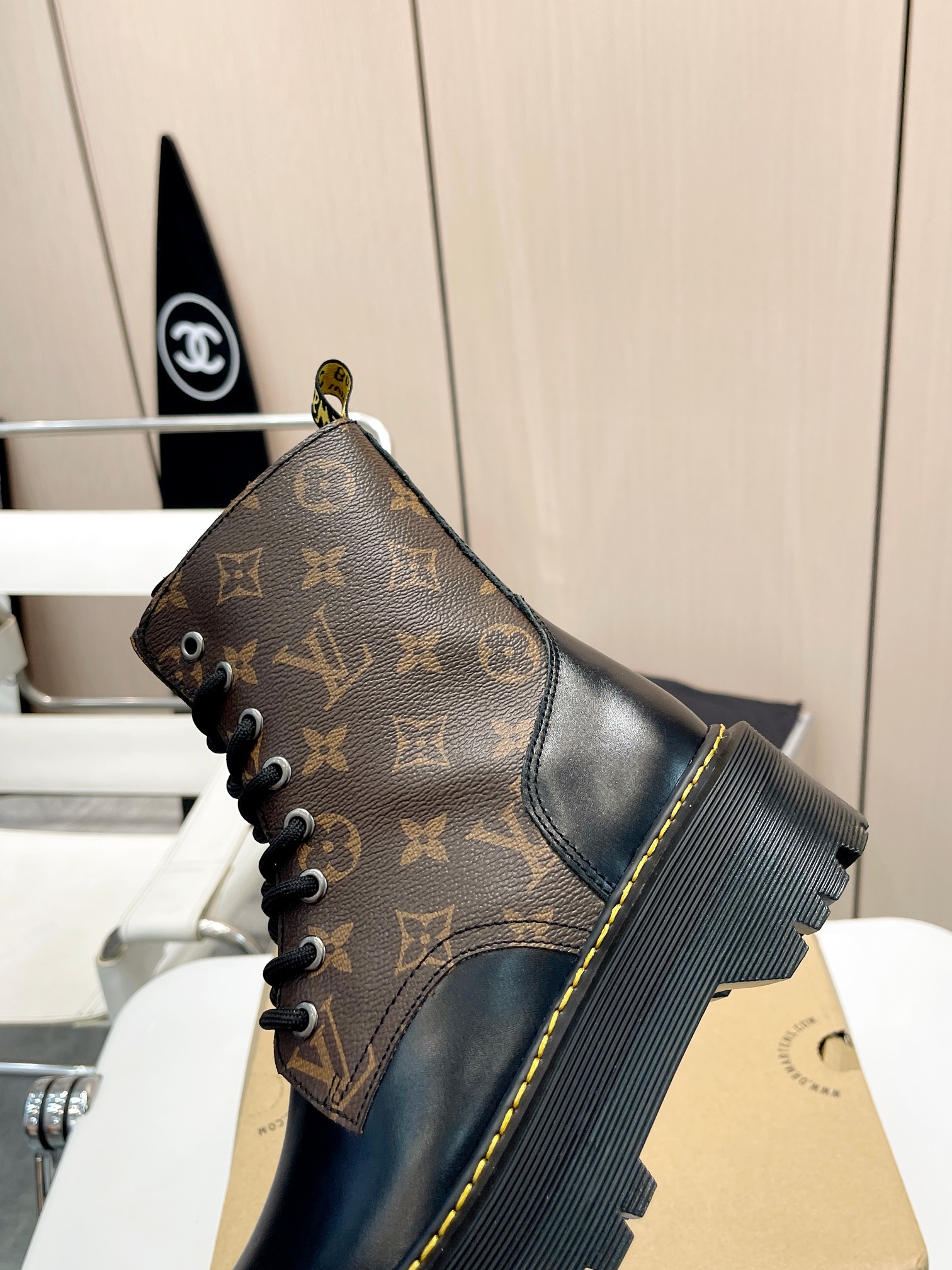 New 2023 Dr. Martens Autumn/Winter Boots: Simple Style, High Demand among Star Doctors - 图片 7