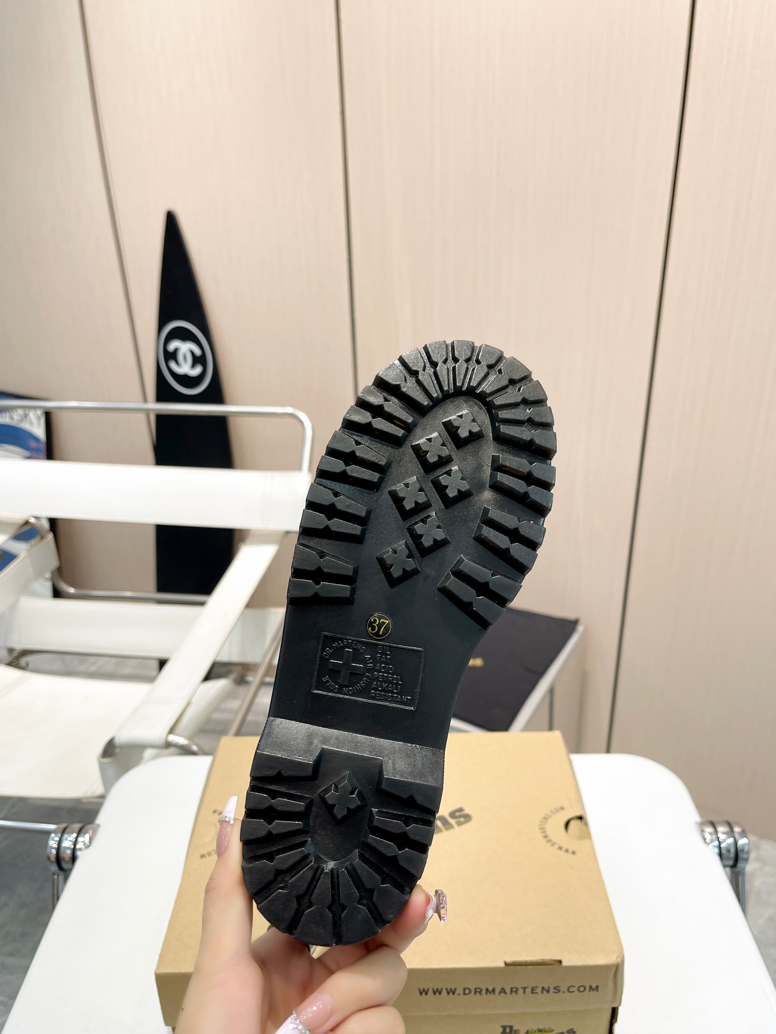 New 2023 Dr. Martens Autumn/Winter Boots: Simple Style, High Demand among Star Doctors - 图片 9