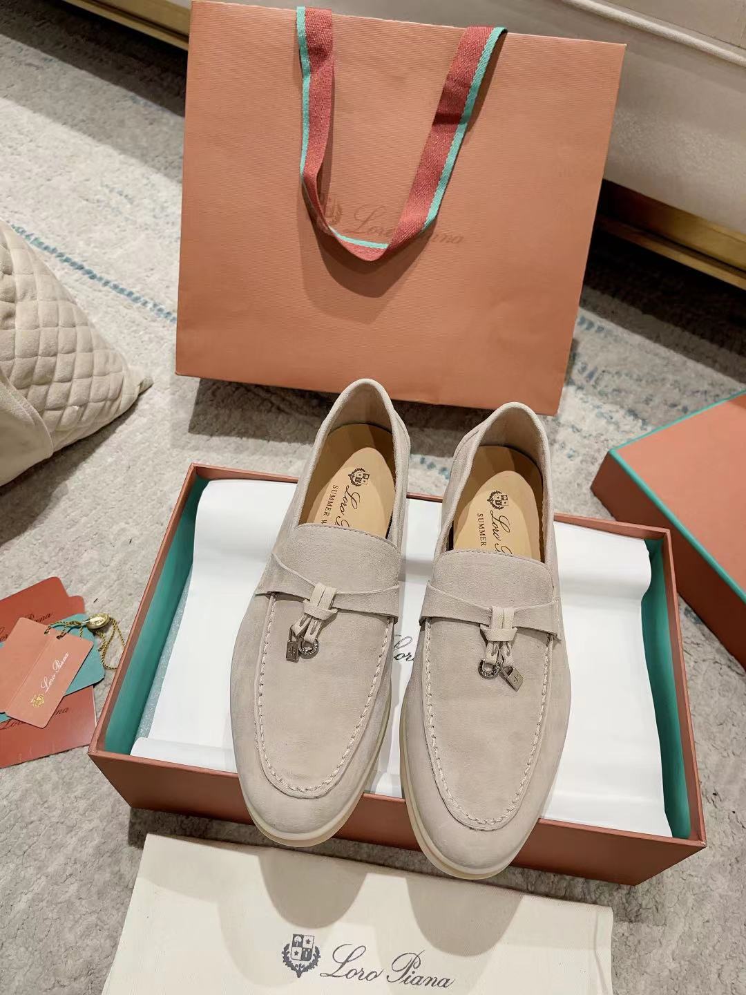 NO:461365,High-end version (mainly 1 multi-color) Women's men's new LP product is available for sale Loro Piana (the same knitted loafers on the official website | Made of Wish sheepskin fabric | Upper is made of unique knitted fabric making process | All-round one-to-one restoration counter process | Full cowhide pulling process flow at the midsole | Add original mold opening main color combination mold absorption process | Not a normal heavy rubber sole on the market Size women's 35-41 men's 38-45 (female model 41 customized men's 38.45. Customized), casual shoes/sports shoes, loro piano, loro piano, loafers, sneakers, cowhide, sheepskin19860909高版本(主打1多色) 女款男款 LP新品发售Loro Piana(官网同款针织乐福鞋｜采用 Wish 羊皮面料制作｜鞋面采用独特针织面料制作工艺｜全方位一比一复原专柜工艺流程｜中底部全牛皮拉绑工艺流程｜加装原版开模主色组合吸模工艺大底｜绝非市面普通笨重胶底 Size女款35-41 男款38～45（女款41定制 男款38.45.定制）,休闲鞋/运动鞋,loro piana,loro piana,loafers,sneakers,cowhide,sheepskin,Women's Shoes