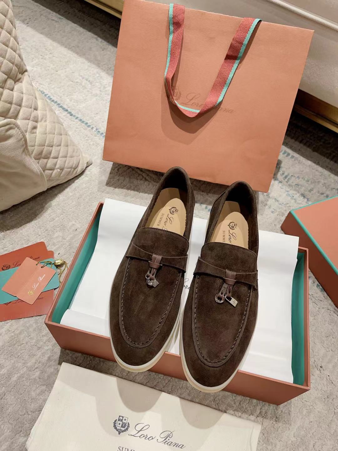 NO:461357,High-end version (mainly 1 multi-color) Women's men's new LP product is available for sale Loro Piana (the same knitted loafers on the official website | Made of Wish sheepskin fabric | Upper is made of unique knitted fabric making process | All-round one-to-one restoration counter process | Full cowhide pulling process flow at the midsole | Add original mold opening main color combination mold absorption process | Not a normal heavy rubber sole on the market Size women's 35-41 men's 38-45 (female model 41 customized men's 38.45. Customized), casual shoes/sports shoes, loro piano, loro piano, loafers, sneakers, cowhide, sheepskin19860909高版本(主打1多色) 女款男款 LP新品发售Loro Piana(官网同款针织乐福鞋｜采用 Wish 羊皮面料制作｜鞋面采用独特针织面料制作工艺｜全方位一比一复原专柜工艺流程｜中底部全牛皮拉绑工艺流程｜加装原版开模主色组合吸模工艺大底｜绝非市面普通笨重胶底 Size女款35-41 男款38～45（女款41定制 男款38.45.定制）,休闲鞋/运动鞋,loro piana,loro piana,loafers,sneakers,cowhide,sheepskin,Women's Shoes