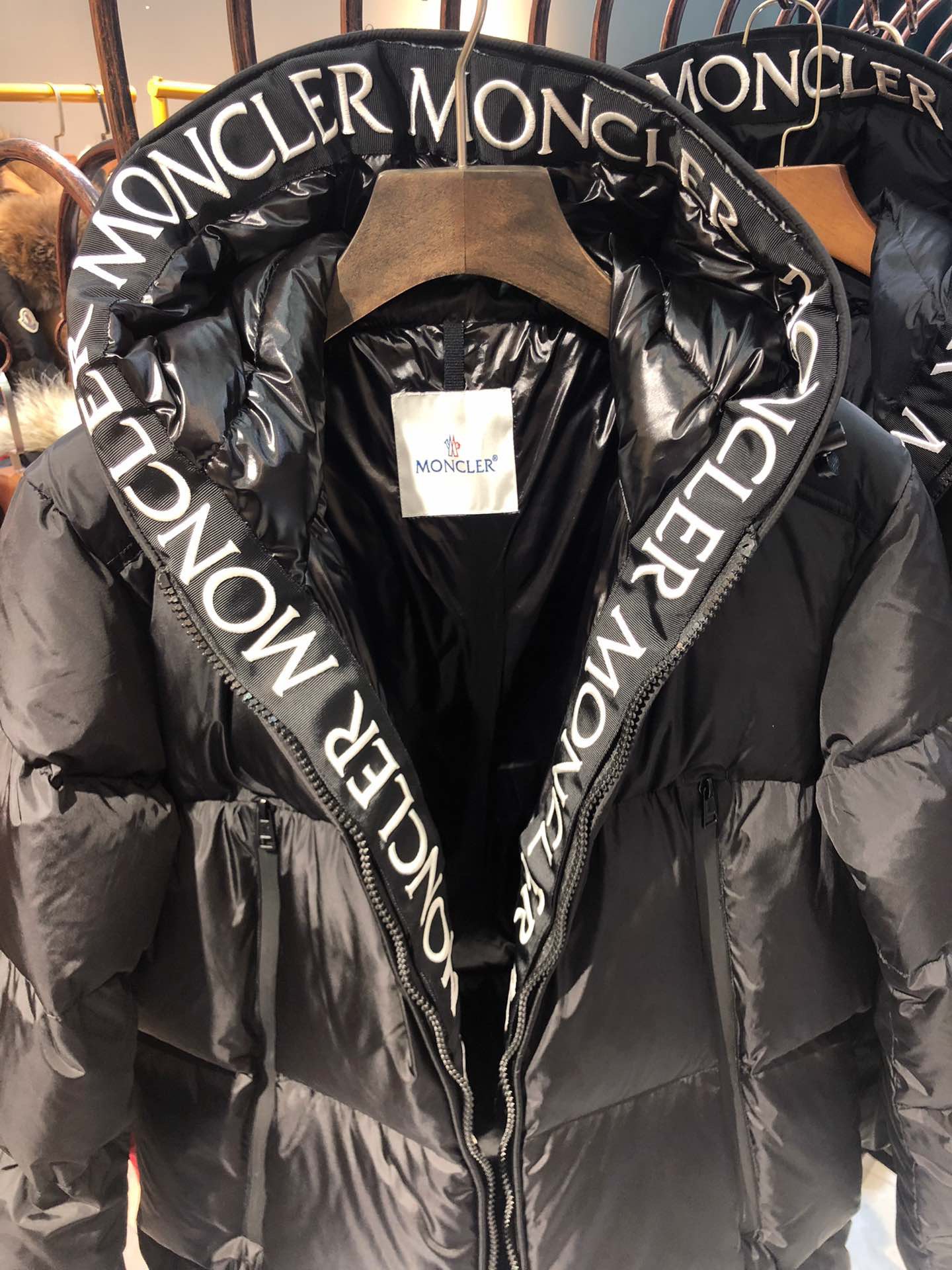 Moncler long jacket with 80s style, waterproof and insulated. Embroidered logo, hooded, quilted nylon. Colors: black, white. Sizes: 1-5.-Big cat