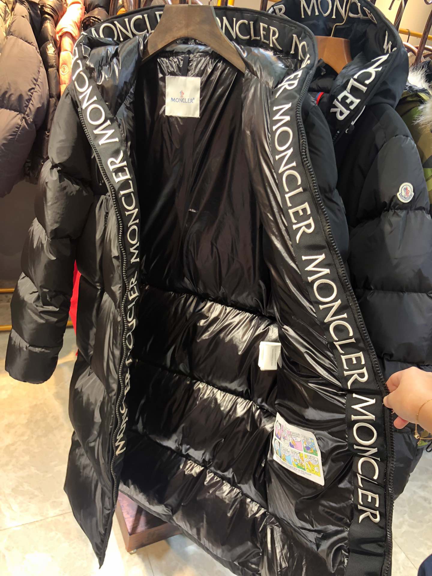 Moncler long jacket with 80s style, waterproof and insulated. Embroidered logo, hooded, quilted nylon. Colors: black, white. Sizes: 1-5.-Big cat