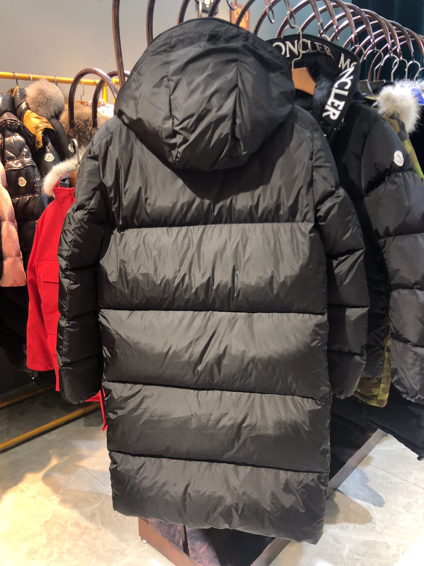 Moncler long jacket with 80s style, waterproof and insulated. Embroidered logo, hooded, quilted nylon. Colors: black, white. Sizes: 1-5.-Big cat