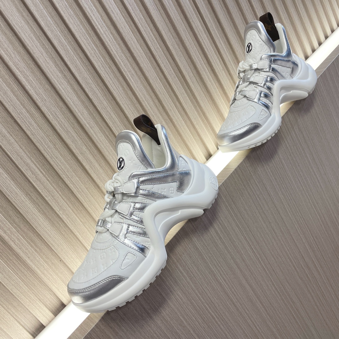 NO:629424,L series donkey brand arch bridge dad shoes...space shoes...sports shoes...casual trendy shoes. High-top version, super stylish dad style, slimming, versatile and comfortable... The counters are synchronized @ new colors are always being updated. The details of the uppers are very good... a variety of mixed material splicing surfaces... The original molded genuine U-shaped arch bridge outsole, the curvature is the same size... The foot feels comfortable and elastic, full of energy to wear. 35-41 regular size high-end gift box packaging, dad shoes, louis  vuitton,sneakers19860909L系列驴牌拱桥老爹鞋…太空鞋…运动鞋…休闲潮鞋 高帮版型、老爹范超有型、显瘦没得挑、百搭舒适…… 专柜同步@新配色一直更新中 鞋面细节做工都很棒……多种混合材质拼接面……原版开模正版U型拱桥大底,弧度大小一致……脚感舒适且富有弹性,穿着活力十足 35—41正码高端礼盒包装,老爹鞋,louis vuitton,sneakers,Women's Shoes