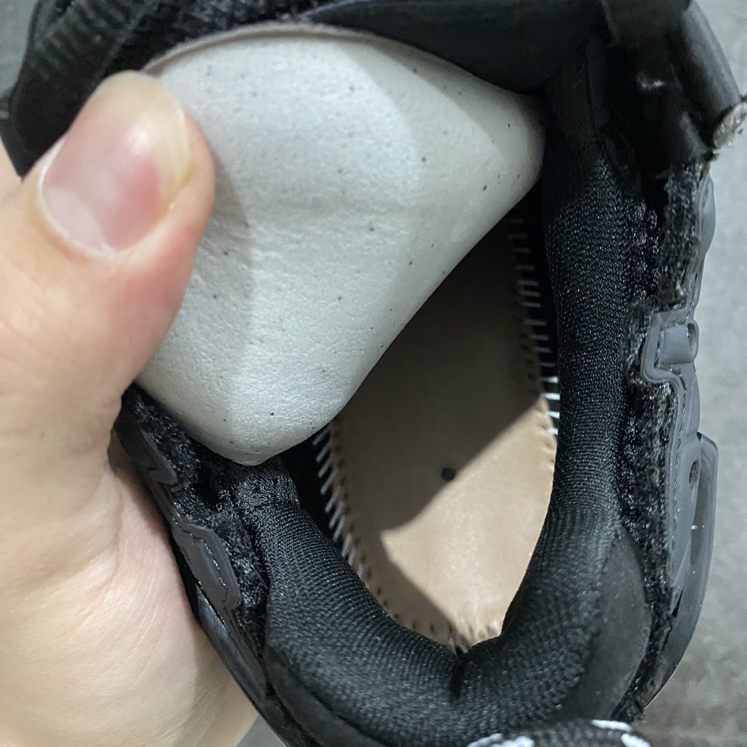 图片[9]-【纯原VG版本】Balenciaga Runner 巴黎世家7.5代 破坏风 手工做旧款复古老爹鞋 纯黑色n全新外贸版本 核心配合工厂优势供应该款是通过溢胶 做旧 缝线等细节 展示了设计师 Demna的运动鞋风格 传递复古感 后侧板 翘起的鞋头 展示了 Demna 在结构上的未来构想 尺码：35 36 37 38 39 40 41 42 43 44 45 46-莆田鞋批发中心