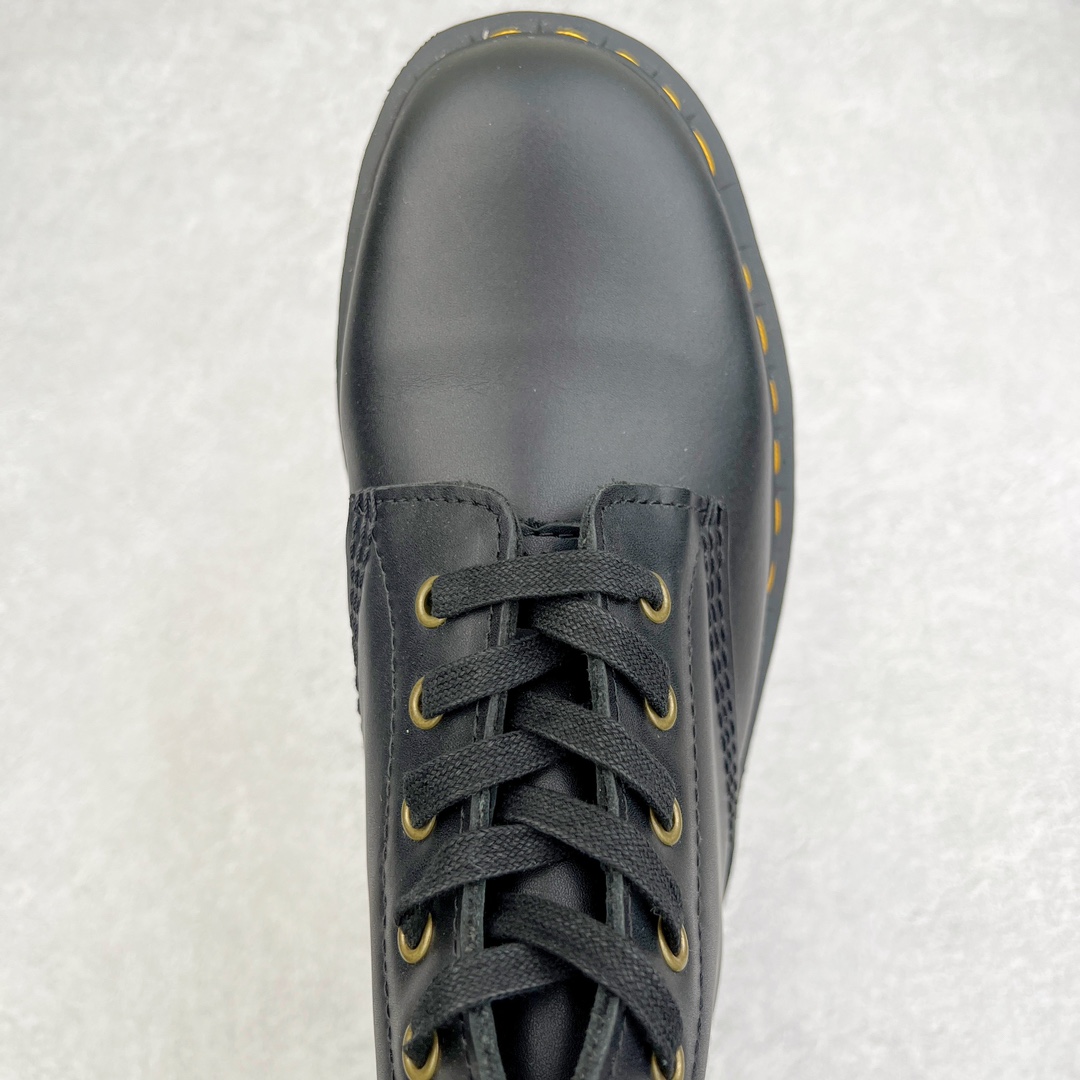 图片[4]-💰270 ＃原厂 Dr.Martens 马汀博士经典牛皮革舒适百撘马丁靴 马汀博士作为一个具有独特魅力的品牌 吸引了一群各具特色、而又崇尚本真精神的人 他们主张表达自我 他们每一个人都是世问独特的存在 从风格来看 马汀博士极简的鞋型轮廓 使鞋靴能轻松融入穿着者的造型 从而形成独具特色的风格 从实用性来看 耐穿舒适的体验感 为马汀博士成为街头潮流奠定了基础 从情感方面来看 这些具有辨识度的鞋子还是独特态度和权力赋予的象征 尺码：35 36 37 38 39 40 41 42 43 44 编码：Wby3936040-运动鞋