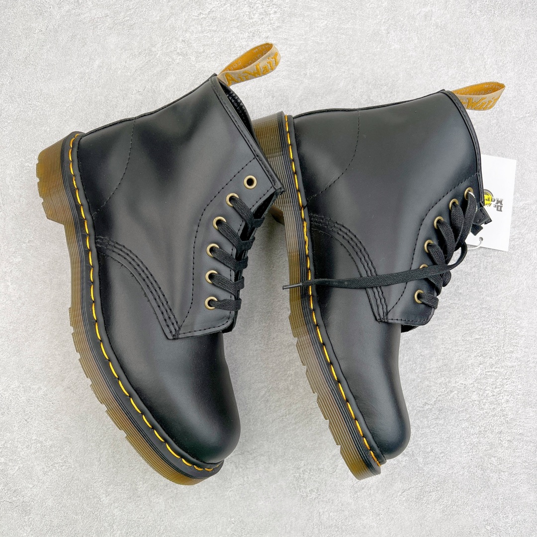 图片[3]-💰270 ＃原厂 Dr.Martens 马汀博士经典牛皮革舒适百撘马丁靴 马汀博士作为一个具有独特魅力的品牌 吸引了一群各具特色、而又崇尚本真精神的人 他们主张表达自我 他们每一个人都是世问独特的存在 从风格来看 马汀博士极简的鞋型轮廓 使鞋靴能轻松融入穿着者的造型 从而形成独具特色的风格 从实用性来看 耐穿舒适的体验感 为马汀博士成为街头潮流奠定了基础 从情感方面来看 这些具有辨识度的鞋子还是独特态度和权力赋予的象征 尺码：35 36 37 38 39 40 41 42 43 44 编码：Wby3936040-运动鞋