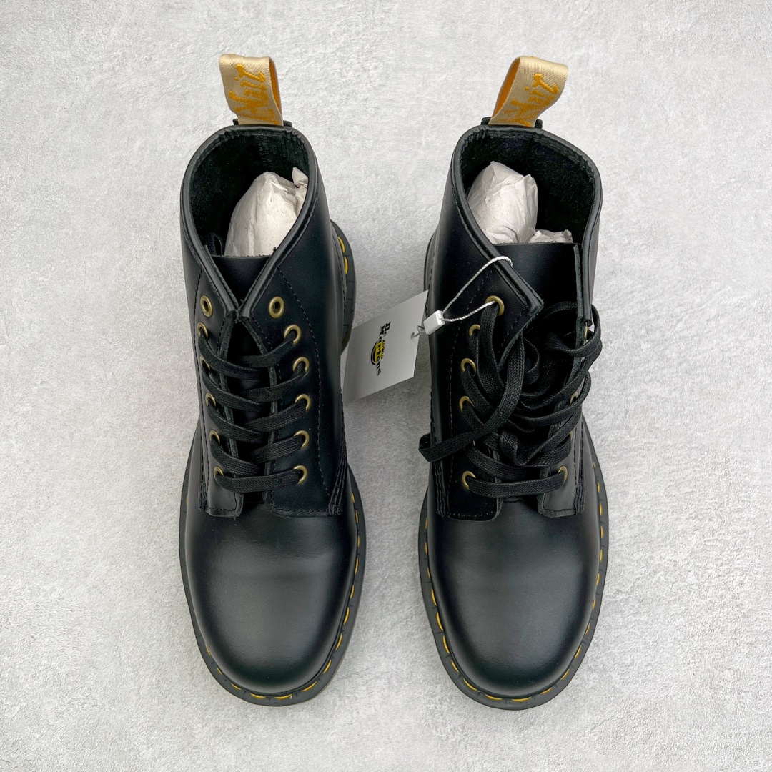 图片[2]-💰270 ＃原厂 Dr.Martens 马汀博士经典牛皮革舒适百撘马丁靴 马汀博士作为一个具有独特魅力的品牌 吸引了一群各具特色、而又崇尚本真精神的人 他们主张表达自我 他们每一个人都是世问独特的存在 从风格来看 马汀博士极简的鞋型轮廓 使鞋靴能轻松融入穿着者的造型 从而形成独具特色的风格 从实用性来看 耐穿舒适的体验感 为马汀博士成为街头潮流奠定了基础 从情感方面来看 这些具有辨识度的鞋子还是独特态度和权力赋予的象征 尺码：35 36 37 38 39 40 41 42 43 44 编码：Wby3936040-运动鞋