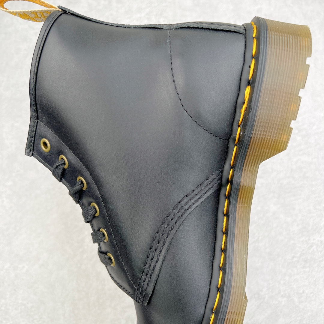 图片[8]-💰270 ＃原厂 Dr.Martens 马汀博士经典牛皮革舒适百撘马丁靴 马汀博士作为一个具有独特魅力的品牌 吸引了一群各具特色、而又崇尚本真精神的人 他们主张表达自我 他们每一个人都是世问独特的存在 从风格来看 马汀博士极简的鞋型轮廓 使鞋靴能轻松融入穿着者的造型 从而形成独具特色的风格 从实用性来看 耐穿舒适的体验感 为马汀博士成为街头潮流奠定了基础 从情感方面来看 这些具有辨识度的鞋子还是独特态度和权力赋予的象征 尺码：35 36 37 38 39 40 41 42 43 44 编码：Wby3936040-运动鞋