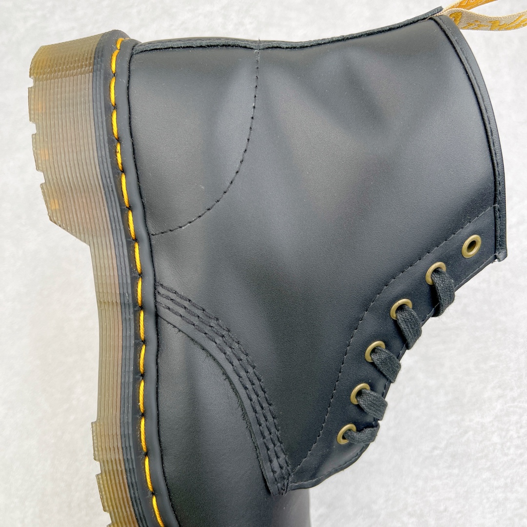 图片[7]-💰270 ＃原厂 Dr.Martens 马汀博士经典牛皮革舒适百撘马丁靴 马汀博士作为一个具有独特魅力的品牌 吸引了一群各具特色、而又崇尚本真精神的人 他们主张表达自我 他们每一个人都是世问独特的存在 从风格来看 马汀博士极简的鞋型轮廓 使鞋靴能轻松融入穿着者的造型 从而形成独具特色的风格 从实用性来看 耐穿舒适的体验感 为马汀博士成为街头潮流奠定了基础 从情感方面来看 这些具有辨识度的鞋子还是独特态度和权力赋予的象征 尺码：35 36 37 38 39 40 41 42 43 44 编码：Wby3936040-运动鞋