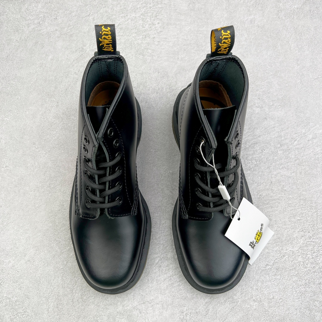 图片[2]-💰270 ＃原厂 Dr.Martens 马汀博士经典牛皮革舒适百撘马丁靴 马汀博士作为一个具有独特魅力的品牌 吸引了一群各具特色、而又崇尚本真精神的人 他们主张表达自我 他们每一个人都是世问独特的存在 从风格来看 马汀博士极简的鞋型轮廓 使鞋靴能轻松融入穿着者的造型 从而形成独具特色的风格 从实用性来看 耐穿舒适的体验感 为马汀博士成为街头潮流奠定了基础 从情感方面来看 这些具有辨识度的鞋子还是独特态度和权力赋予的象征 尺码：35 36 37 38 39 40 41 42 43 44 编码：Wby3936040-运动鞋