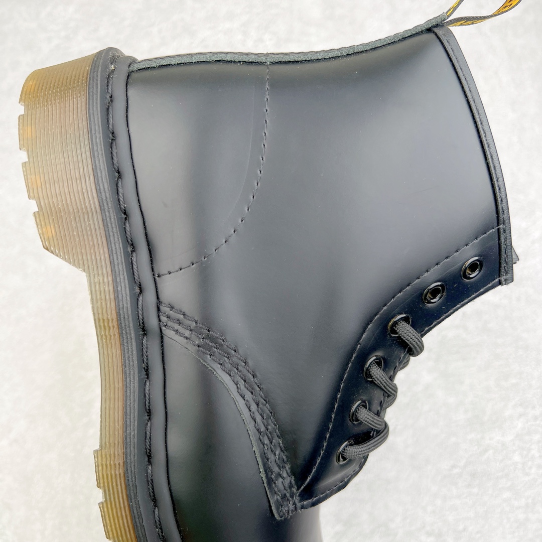 图片[6]-💰270 ＃原厂 Dr.Martens 马汀博士经典牛皮革舒适百撘马丁靴 马汀博士作为一个具有独特魅力的品牌 吸引了一群各具特色、而又崇尚本真精神的人 他们主张表达自我 他们每一个人都是世问独特的存在 从风格来看 马汀博士极简的鞋型轮廓 使鞋靴能轻松融入穿着者的造型 从而形成独具特色的风格 从实用性来看 耐穿舒适的体验感 为马汀博士成为街头潮流奠定了基础 从情感方面来看 这些具有辨识度的鞋子还是独特态度和权力赋予的象征 尺码：35 36 37 38 39 40 41 42 43 44 编码：Wby3936040-运动鞋