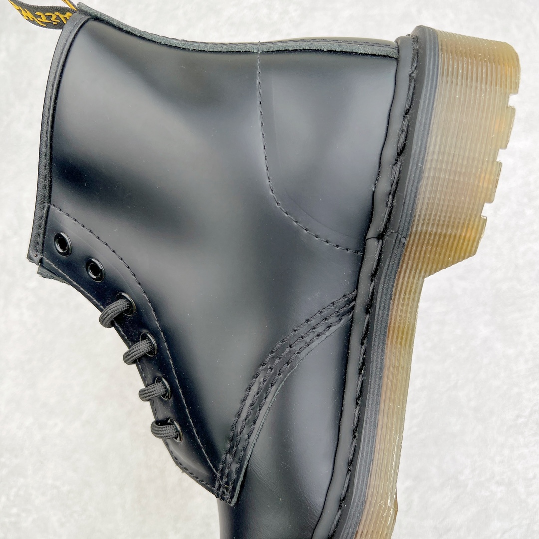 图片[7]-💰270 ＃原厂 Dr.Martens 马汀博士经典牛皮革舒适百撘马丁靴 马汀博士作为一个具有独特魅力的品牌 吸引了一群各具特色、而又崇尚本真精神的人 他们主张表达自我 他们每一个人都是世问独特的存在 从风格来看 马汀博士极简的鞋型轮廓 使鞋靴能轻松融入穿着者的造型 从而形成独具特色的风格 从实用性来看 耐穿舒适的体验感 为马汀博士成为街头潮流奠定了基础 从情感方面来看 这些具有辨识度的鞋子还是独特态度和权力赋予的象征 尺码：35 36 37 38 39 40 41 42 43 44 编码：Wby3936040-运动鞋