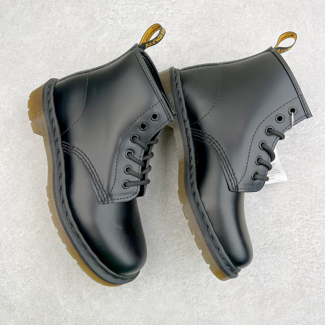 图片[3]-💰270 ＃原厂 Dr.Martens 马汀博士经典牛皮革舒适百撘马丁靴 马汀博士作为一个具有独特魅力的品牌 吸引了一群各具特色、而又崇尚本真精神的人 他们主张表达自我 他们每一个人都是世问独特的存在 从风格来看 马汀博士极简的鞋型轮廓 使鞋靴能轻松融入穿着者的造型 从而形成独具特色的风格 从实用性来看 耐穿舒适的体验感 为马汀博士成为街头潮流奠定了基础 从情感方面来看 这些具有辨识度的鞋子还是独特态度和权力赋予的象征 尺码：35 36 37 38 39 40 41 42 43 44 编码：Wby3936040-运动鞋