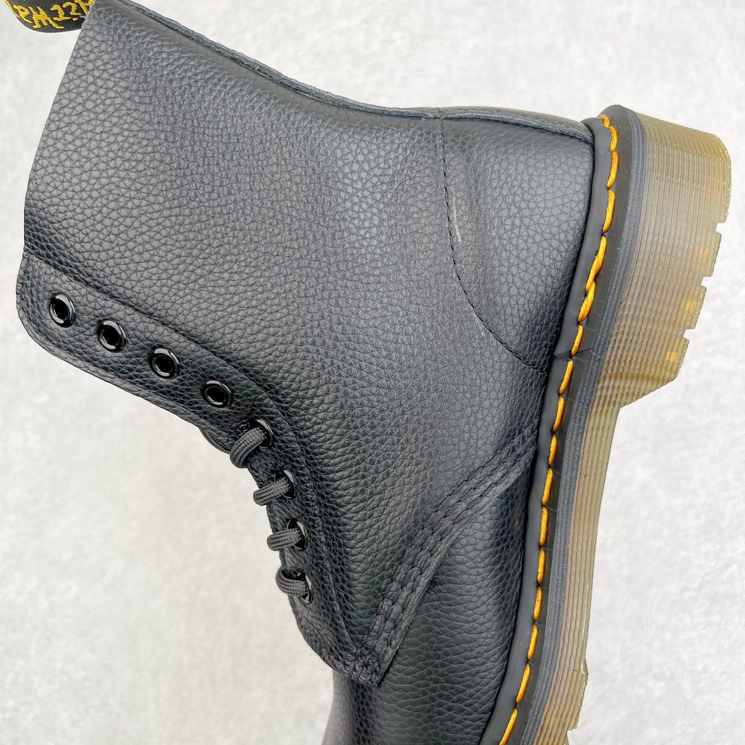 图片[7]-💰270 ＃原厂 Dr.Martens 马汀博士经典牛皮革舒适百撘马丁靴 马汀博士作为一个具有独特魅力的品牌 吸引了一群各具特色、而又崇尚本真精神的人 他们主张表达自我 他们每一个人都是世问独特的存在 从风格来看 马汀博士极简的鞋型轮廓 使鞋靴能轻松融入穿着者的造型 从而形成独具特色的风格 从实用性来看 耐穿舒适的体验感 为马汀博士成为街头潮流奠定了基础 从情感方面来看 这些具有辨识度的鞋子还是独特态度和权力赋予的象征 尺码：35 36 37 38 39 40 41 42 43 44 编码：Wby3936040-运动鞋